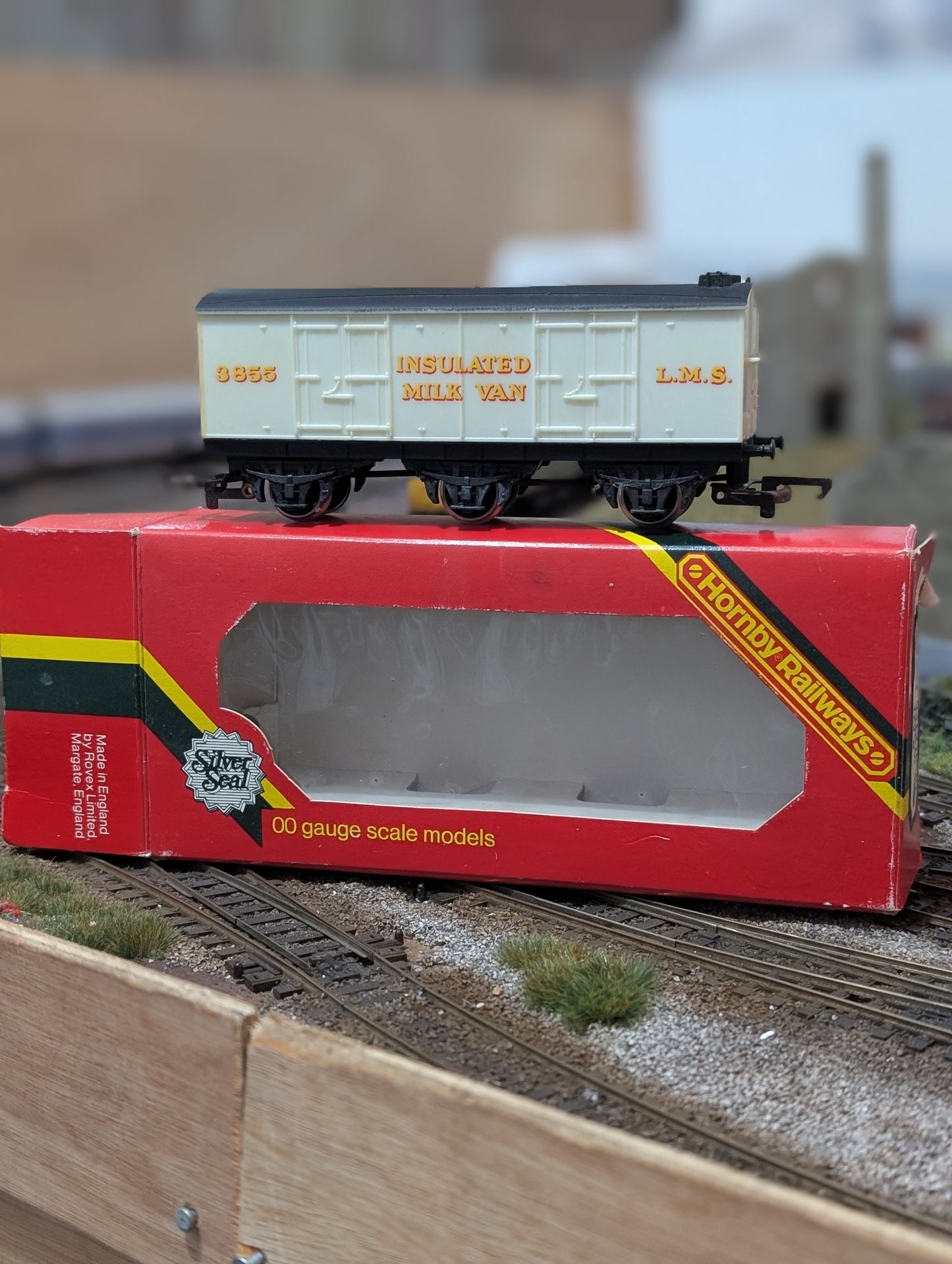 Pre-owned Hornby R671-LMS L.M.S. 6 Wheel Insulated Milk Van 3855
