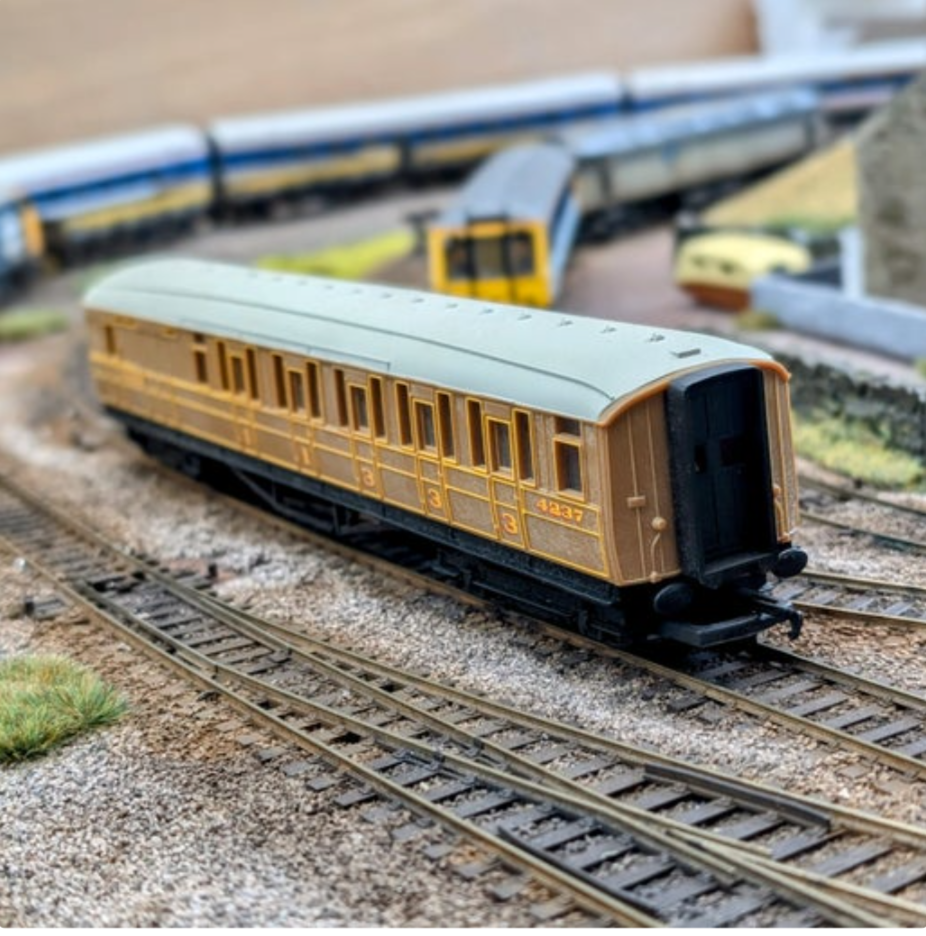 Pre-owned Hornby OO Gauge LNER Gresley Teak Brake Composite coach, Flying Scotsman