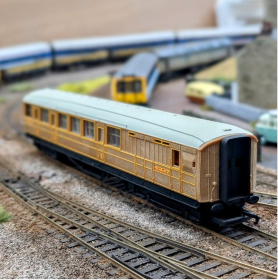 Pre-owned Hornby OO Gauge LNER Gresley Teak Brake Composite coach, Flying Scotsman