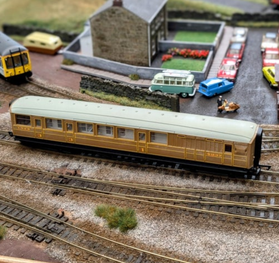 Pre-owned Hornby OO Gauge LNER Gresley Teak Brake Composite coach, Flying Scotsman