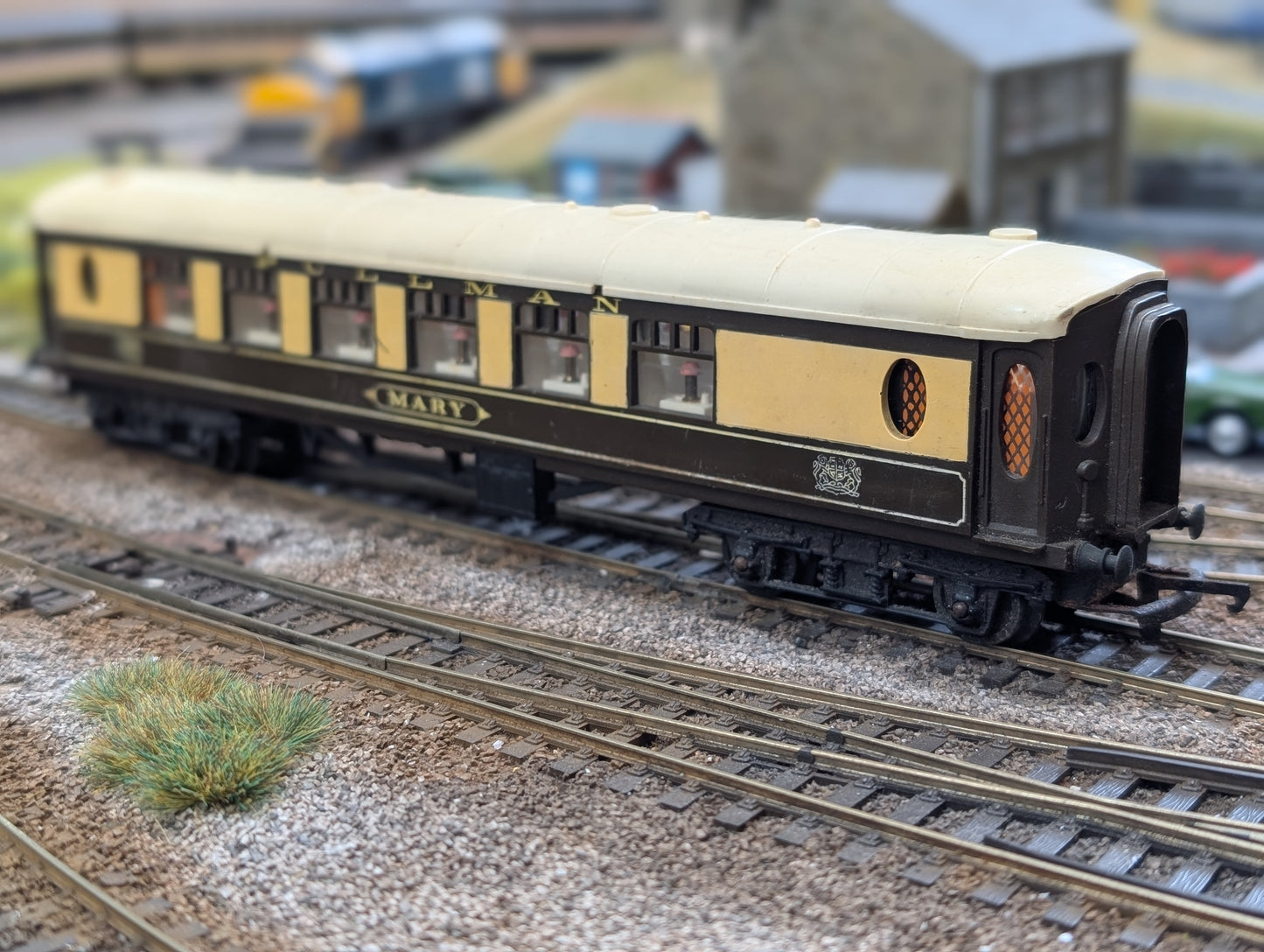 Pre-owned OO gauge Tri-ang R228 9" Pullman Coach "Mary"