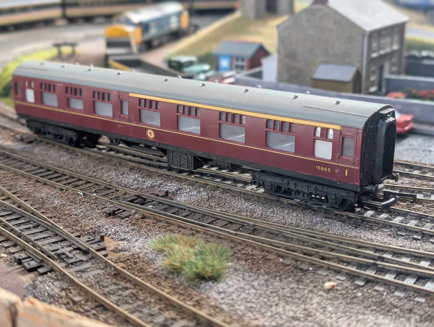 Pre-owned OO gauge R422 BR MK1 1st Class Corridor 15865 Maroon