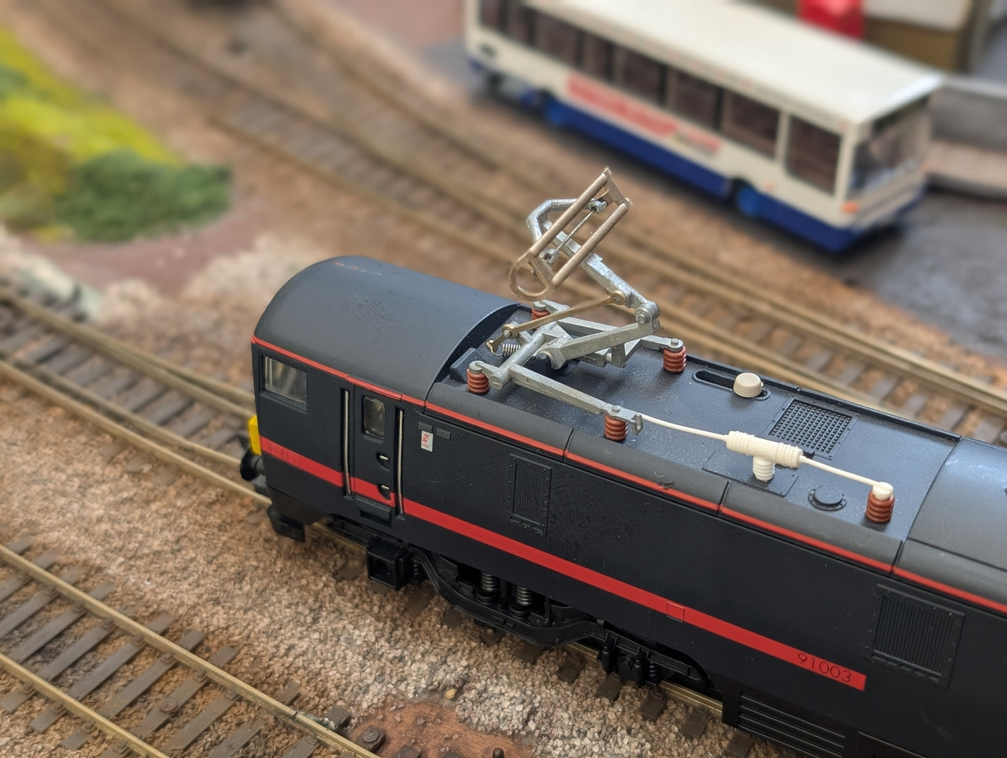 Pre-owned Hornby Class 91 electric locomotive 91003 in GNER livery, unboxed, OO gauge.