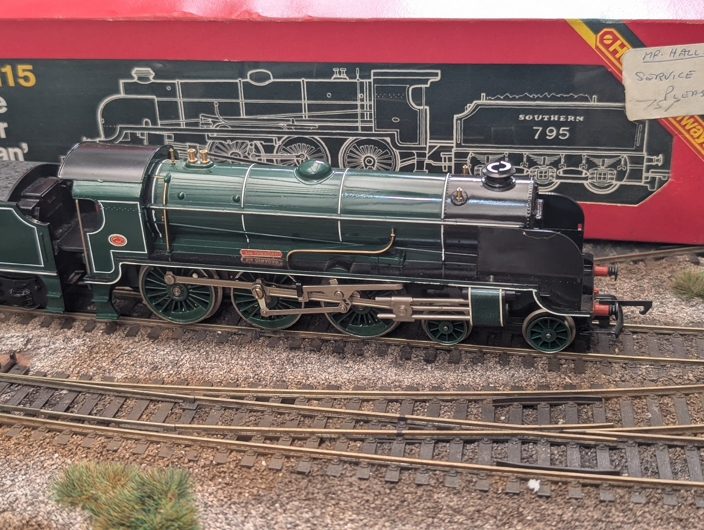 Pre-owned OO gauge Hornby R154 King Arthur Class N15 4-6-0 'Sir Dinadan' 795 in SR Green, boxed, very good