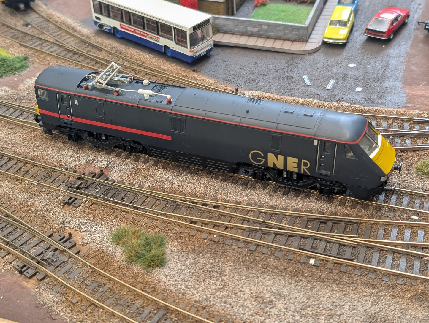 Pre-owned Hornby Class 91 electric locomotive 91003 in GNER livery, unboxed, OO gauge.