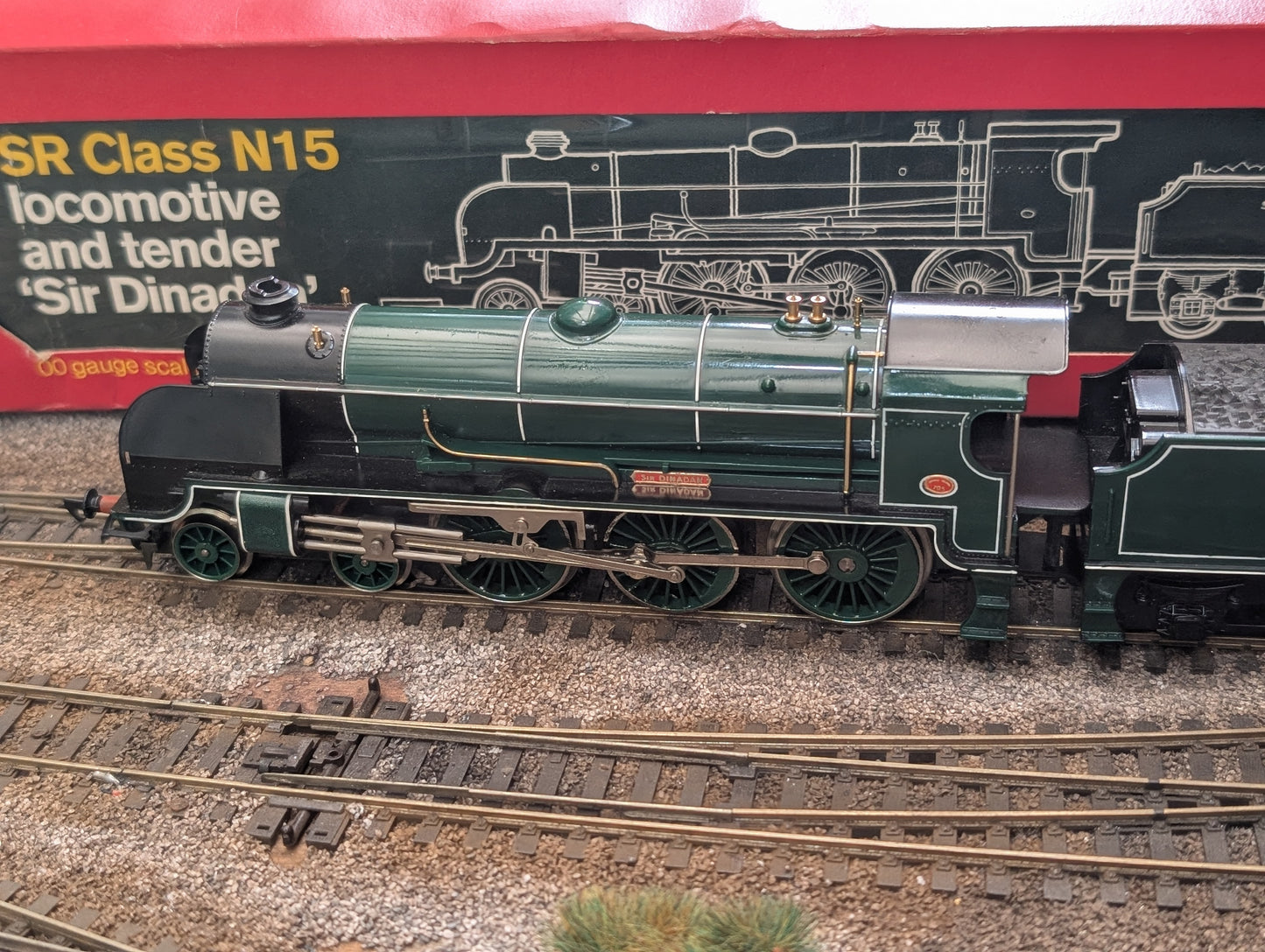 Pre-owned OO gauge Hornby R154 King Arthur Class N15 4-6-0 'Sir Dinadan' 795 in SR Green, boxed, very good