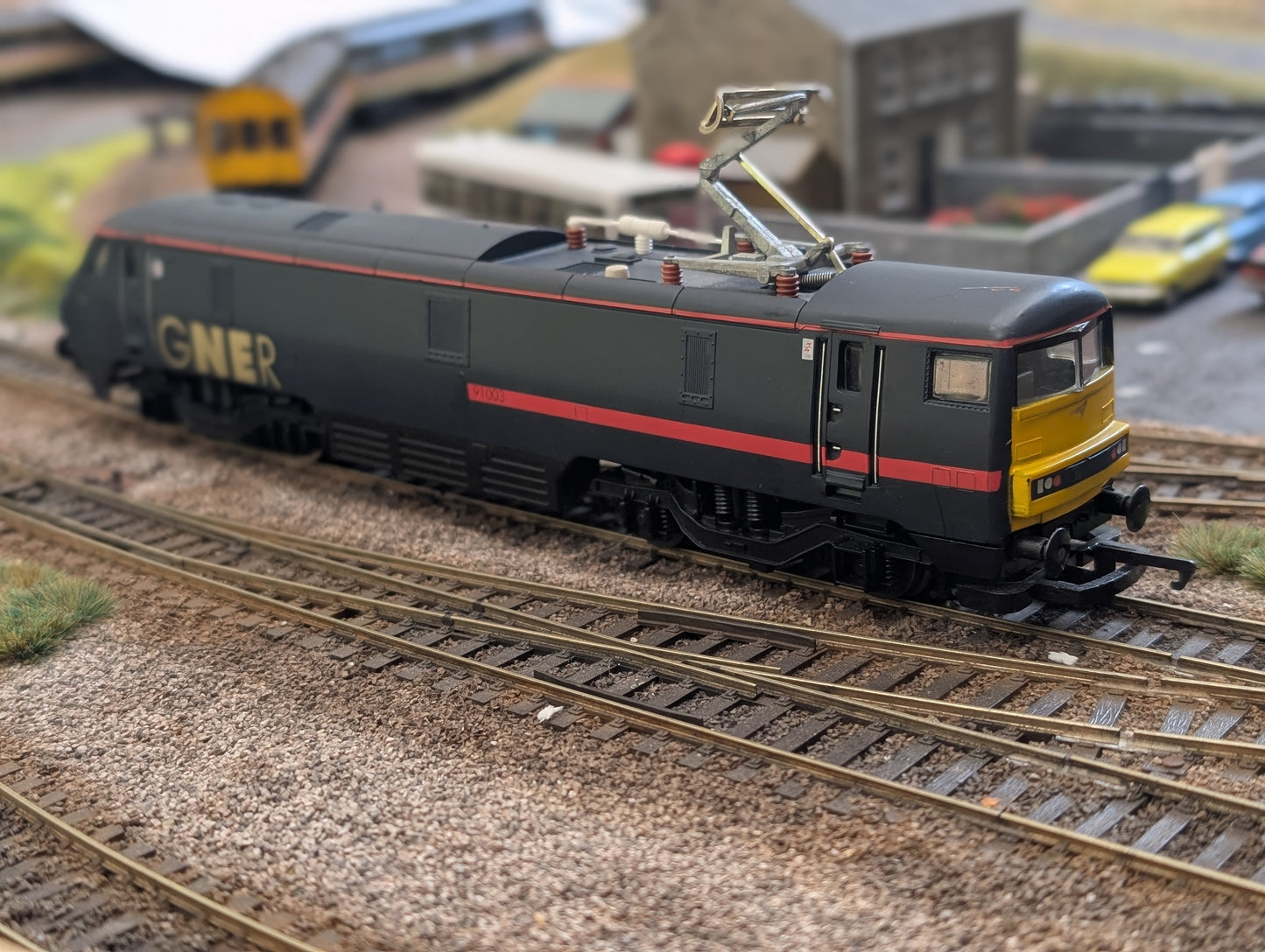 Pre-owned Hornby Class 91 electric locomotive 91003 in GNER livery, unboxed, OO gauge.