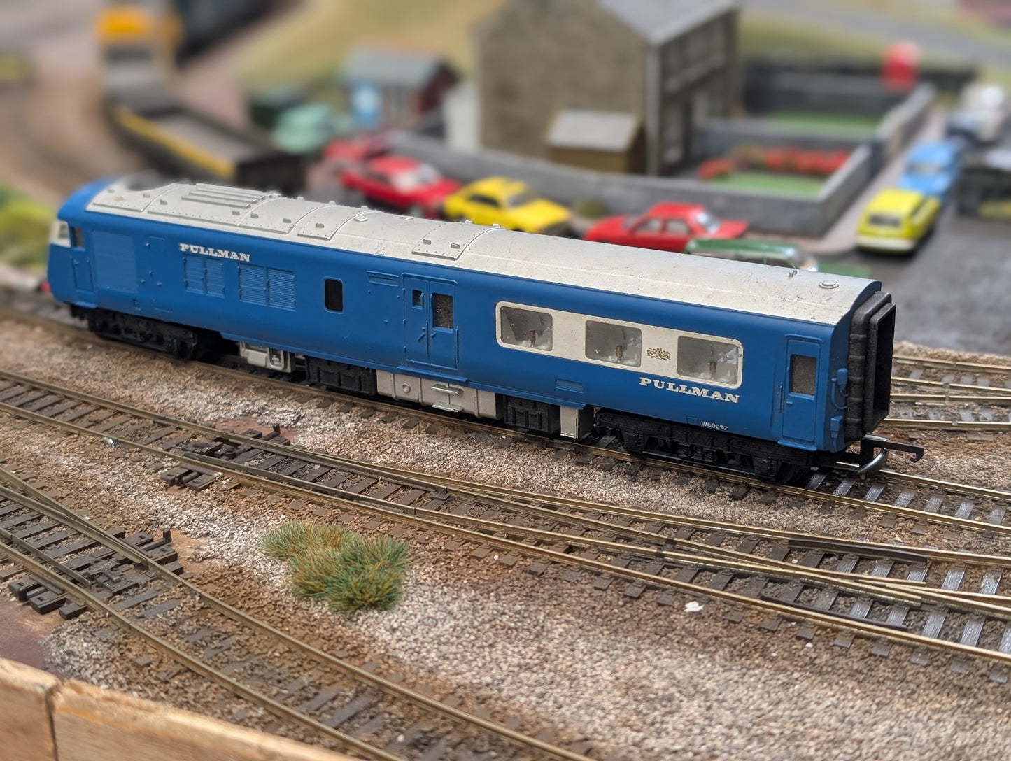 Pre-owned OO gauge Tri-ang R555 Diesel Pullman Motor Car W60095 and dummy car W60097 Unboxed