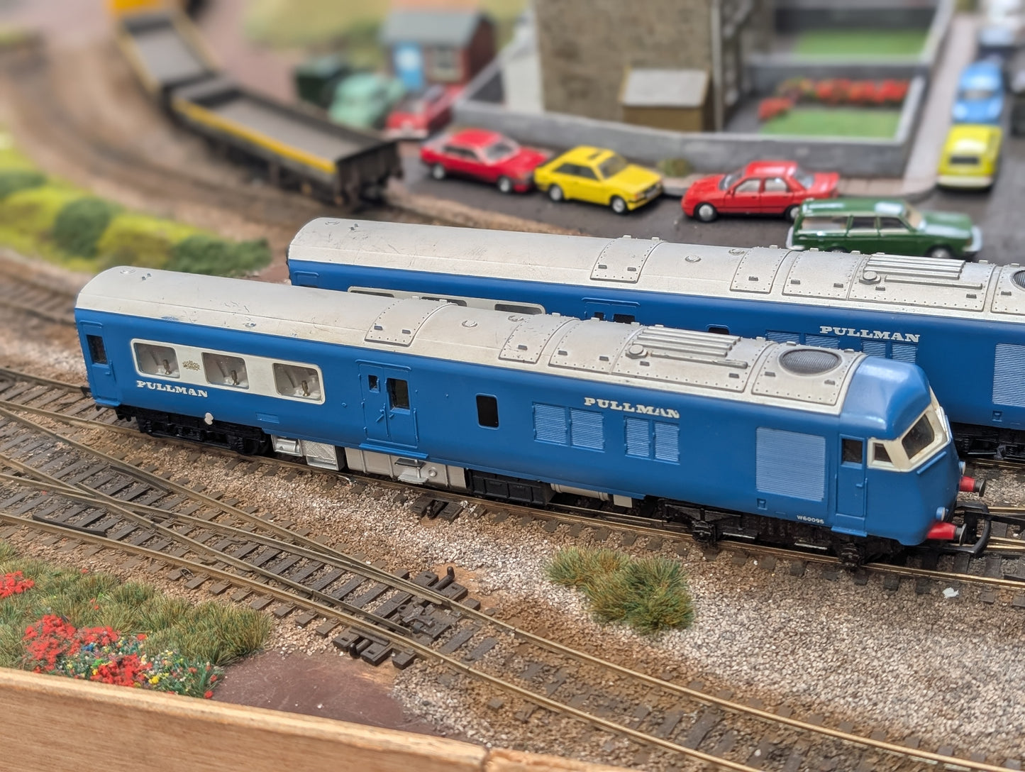 Pre-owned OO gauge Tri-ang R555 Diesel Pullman Motor Car W60095 and dummy car W60097 Unboxed