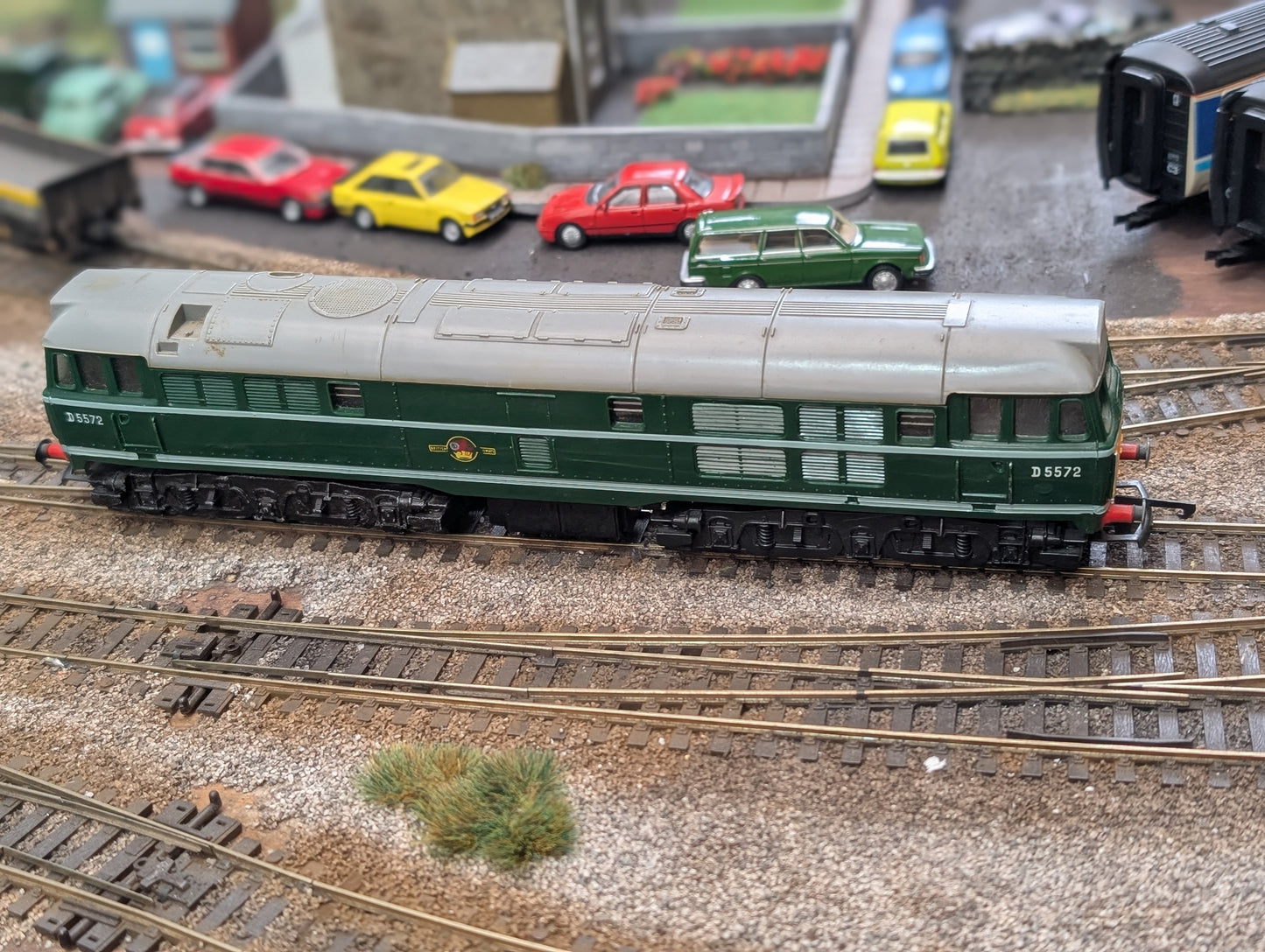 Pre-owned Tri-ang R357 OO gauge Class 31 D5572 in BR Green, runner