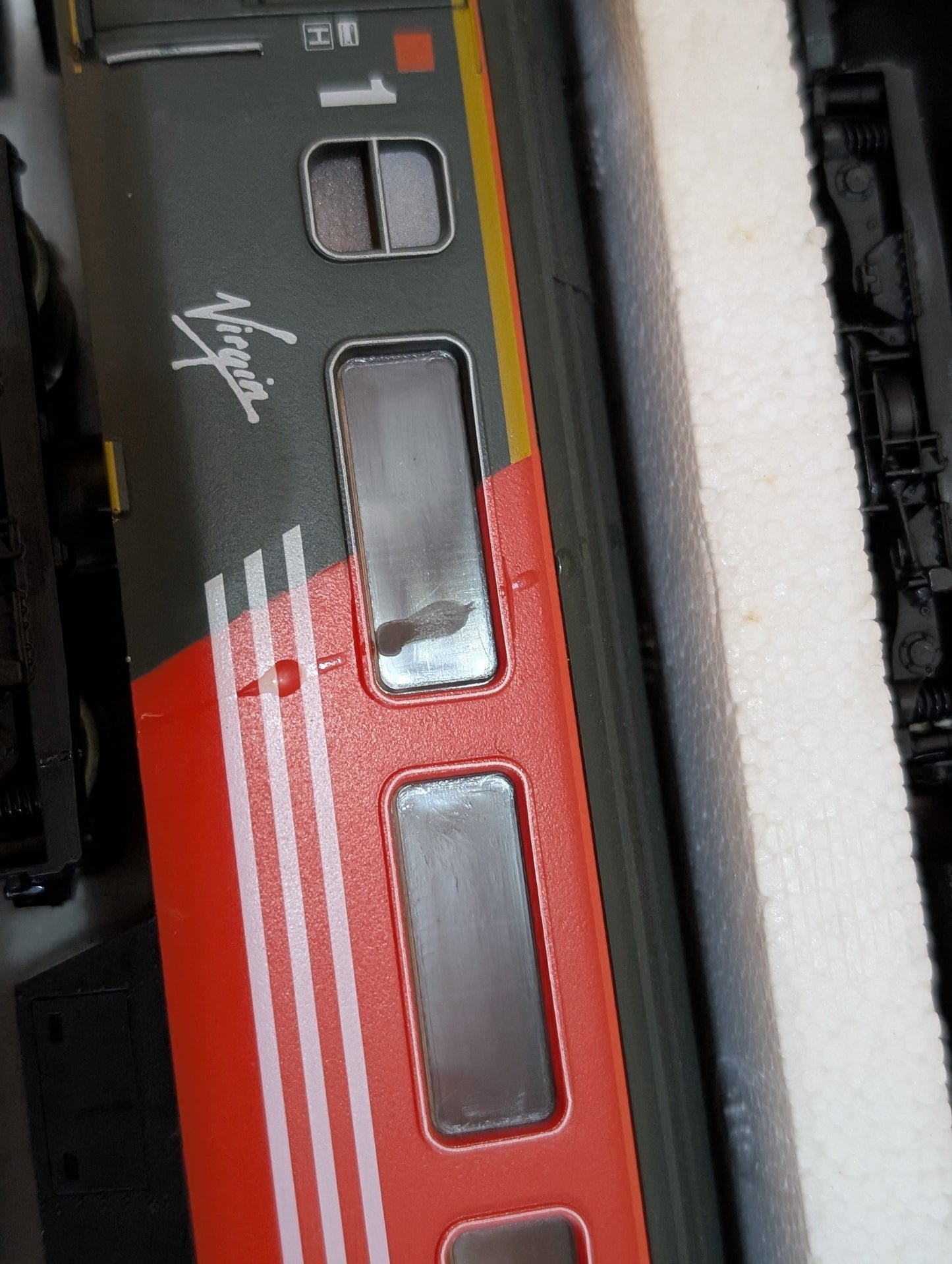Pre-owned Lima L149916 OO gauge Class 43 HST in Virgin livery 4 car train pack 43160 & 43090 "Storm Force", boxed