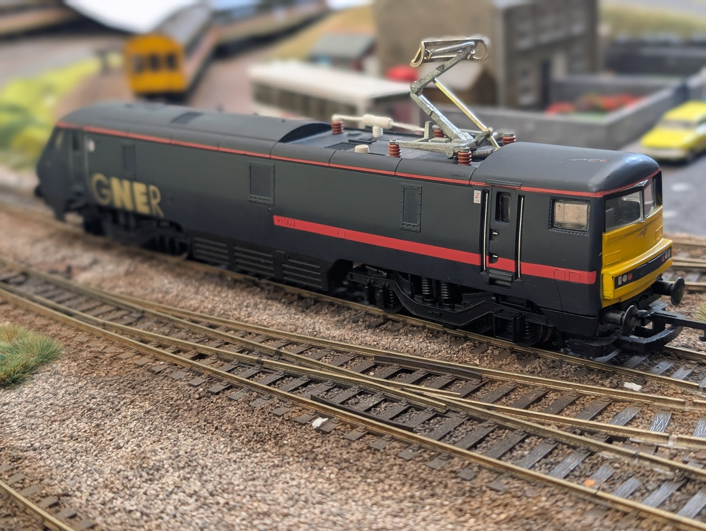 Pre-owned Hornby Class 91 electric locomotive 91003 in GNER livery, unboxed, OO gauge.