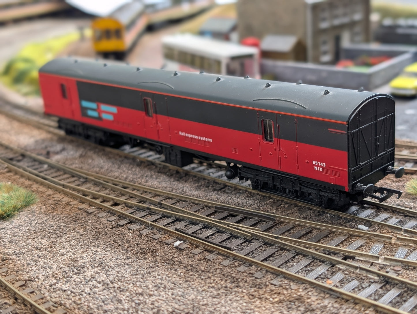 Pre-owned Lima RES NJX Parcels Van 95143, modified couplings, OO gauge