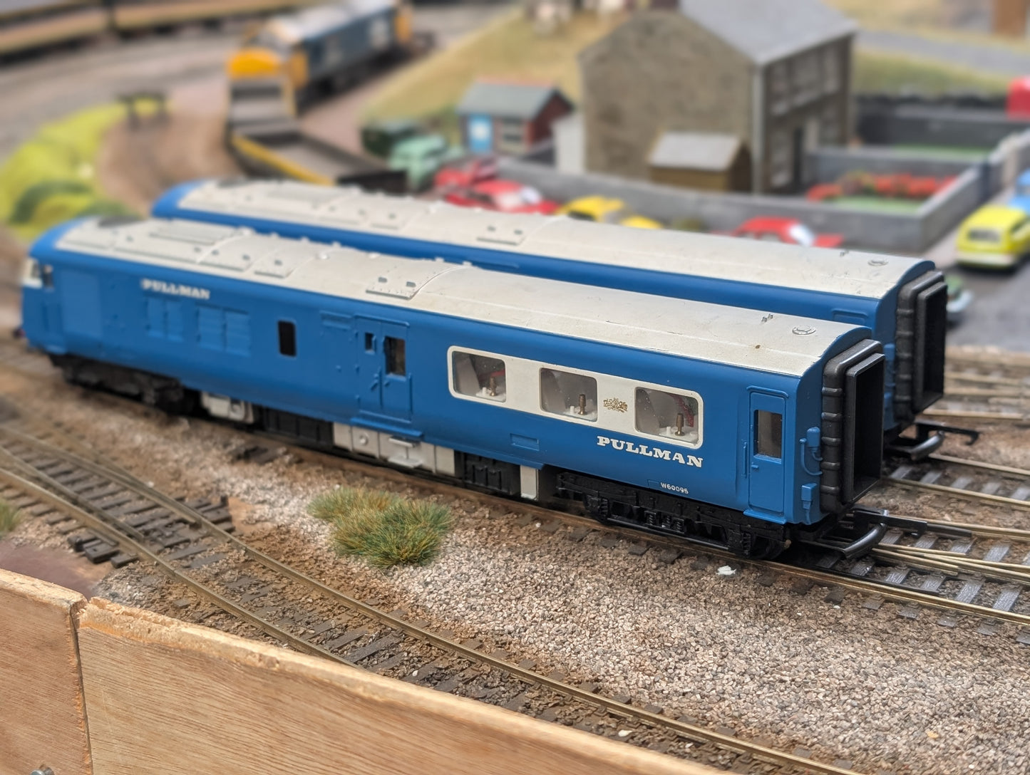 Pre-owned OO gauge Tri-ang R555 Diesel Pullman Motor Car W60095 and dummy car W60097 Unboxed