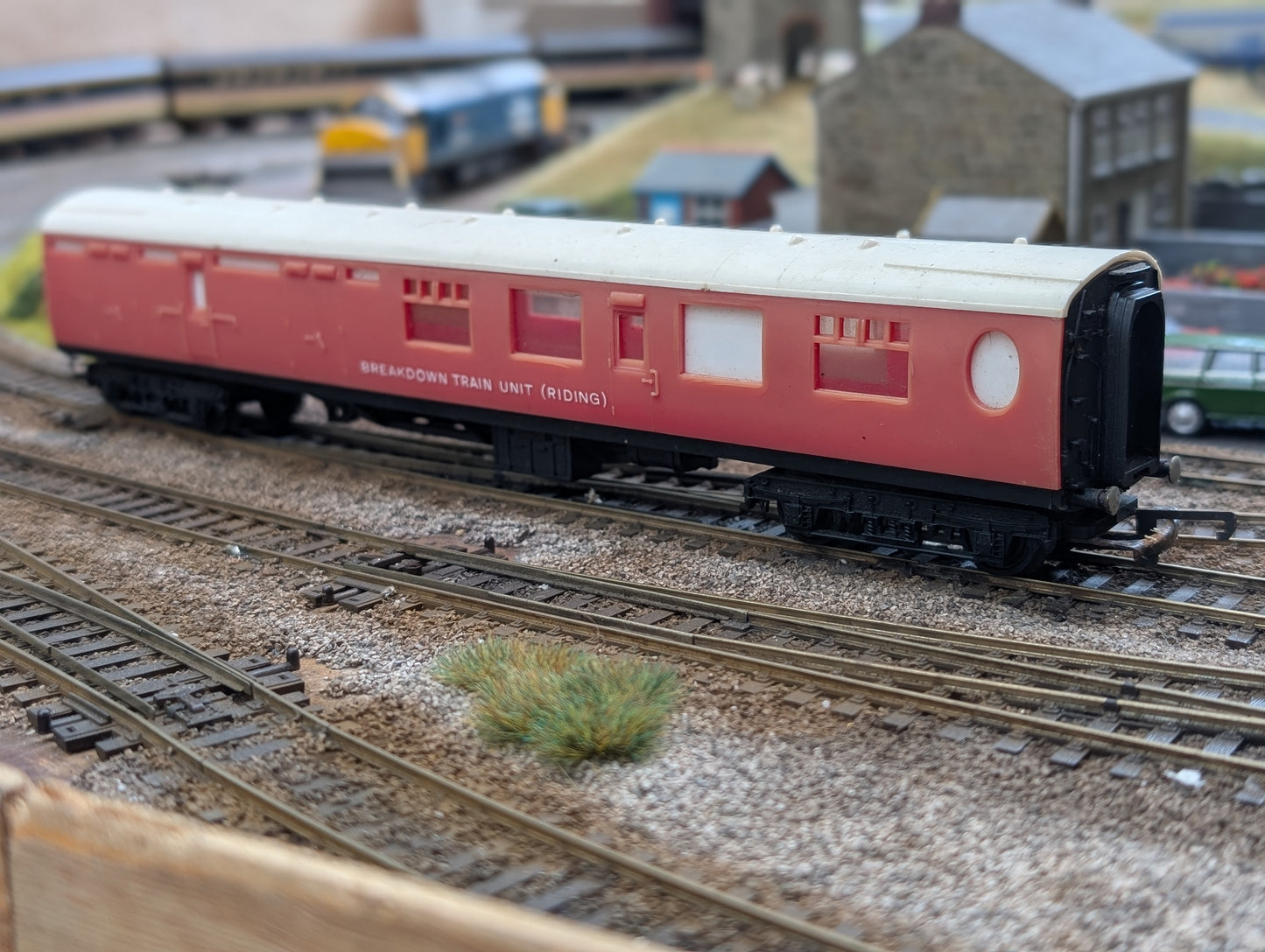Pre-owned OO gauge Tri-ang R740 Breakdown Train Unit (Riding) Coach in BR gulf red, unboxed