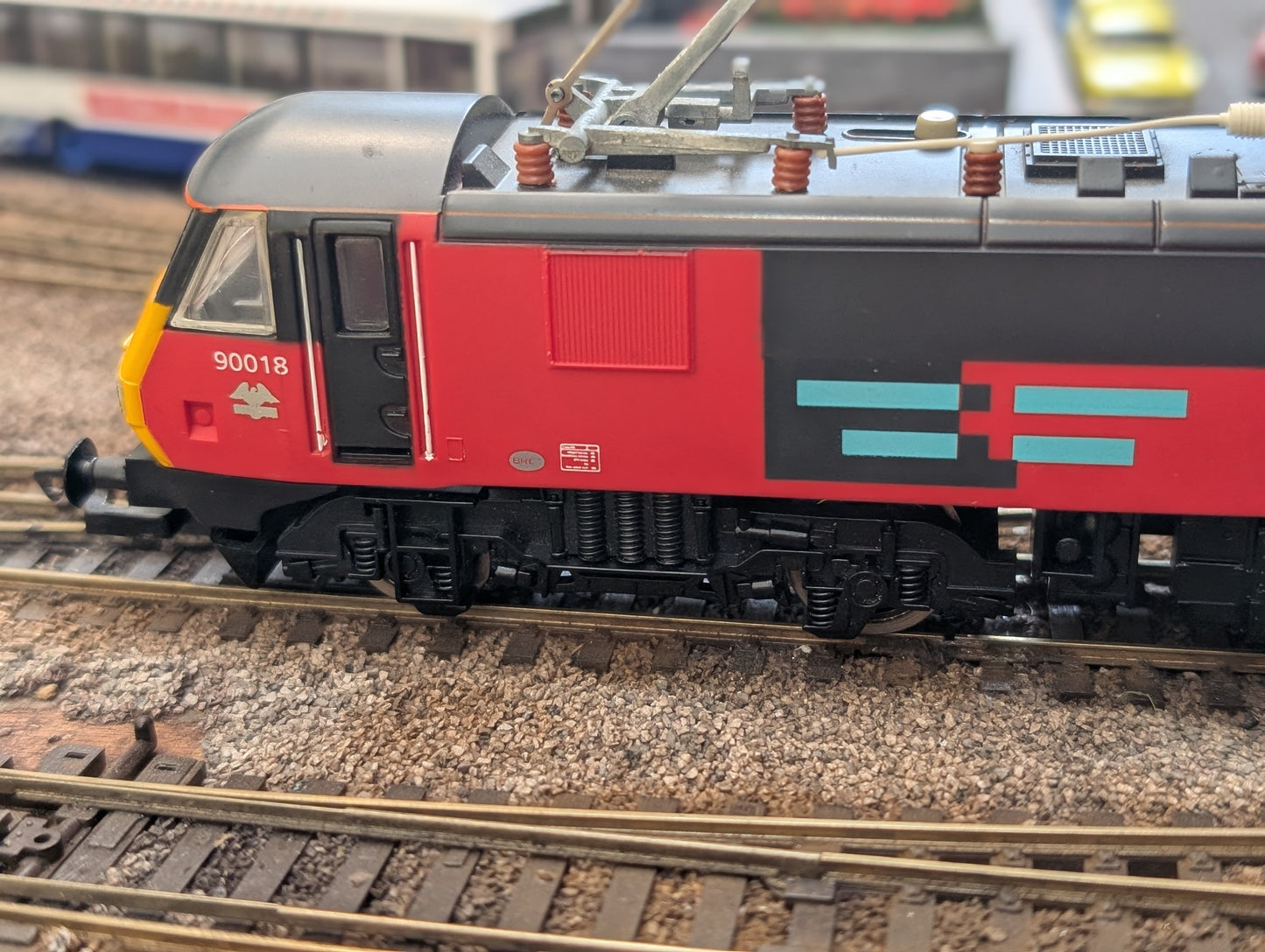 Pre-owned Hornby R062 Class 90 Class 90 90018 in RES livery, unboxed, OO gauge