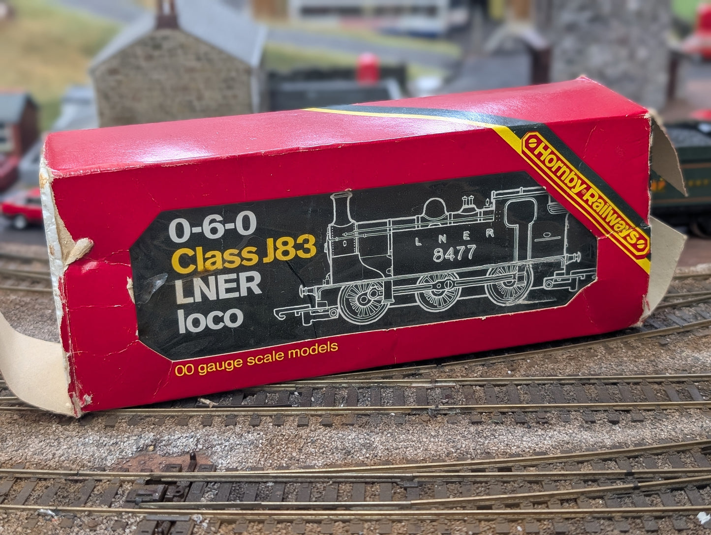 Pre-owned OO gauge Hornby R252 Class J83 0-6-0T 8477 in LNER green boxed