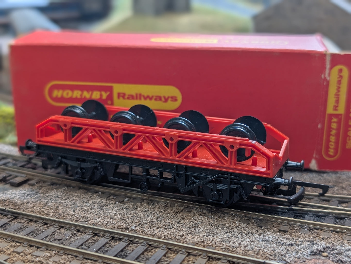 Pre-owned Hornby R131-Flat Flat wagon with detachable wheel load OO gauge Boxed