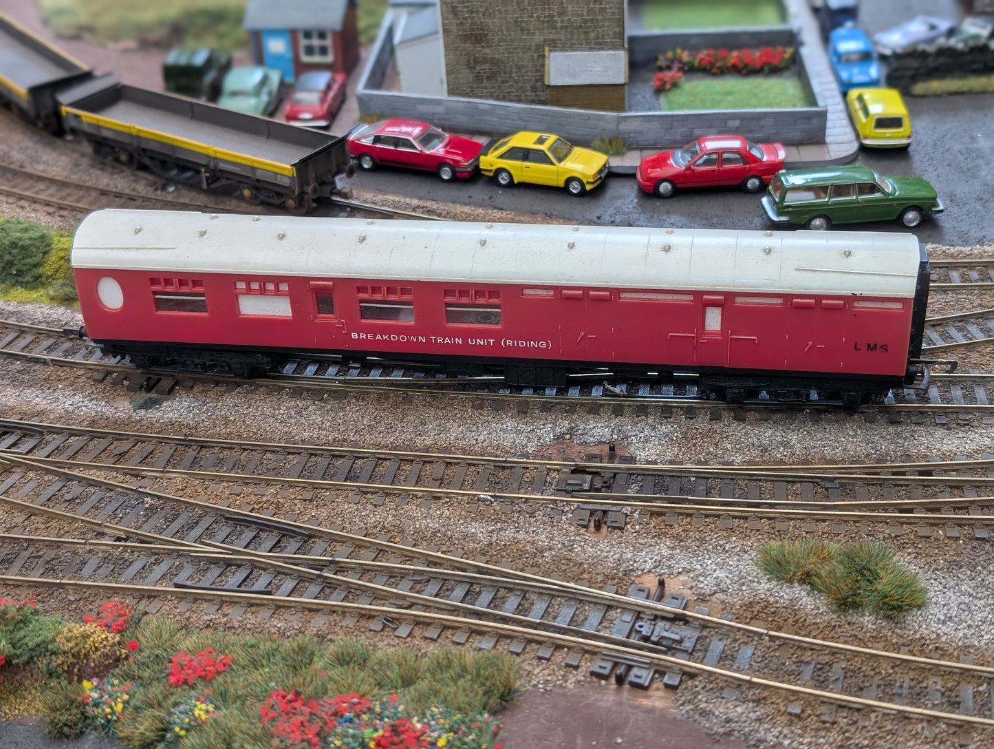 Pre-owned OO gauge Tri-ang R740 Breakdown Train Unit (Riding) Coach in BR gulf red, unboxed