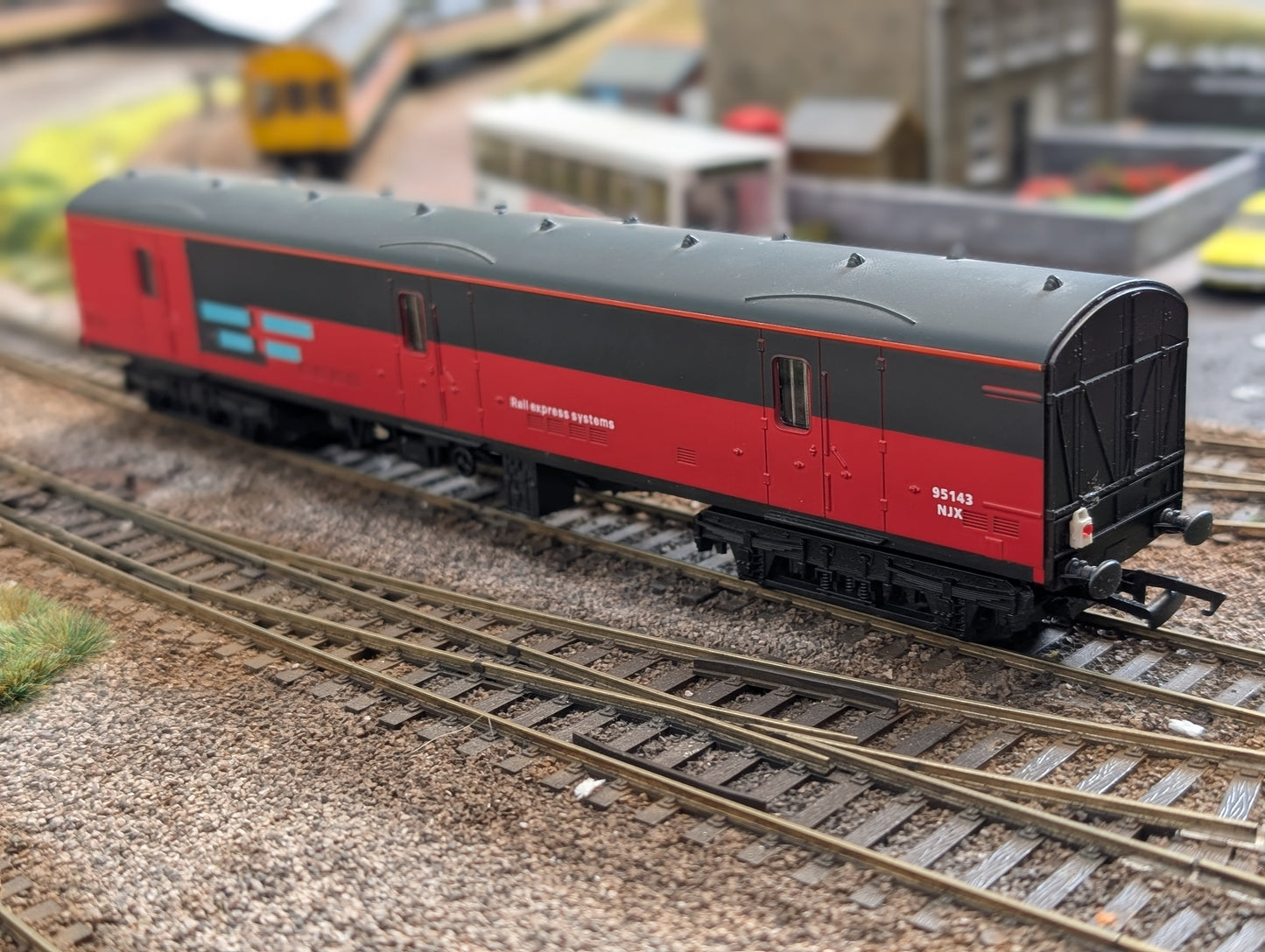 Pre-owned Lima RES NJX Parcels Van 95143, modified couplings, OO gauge