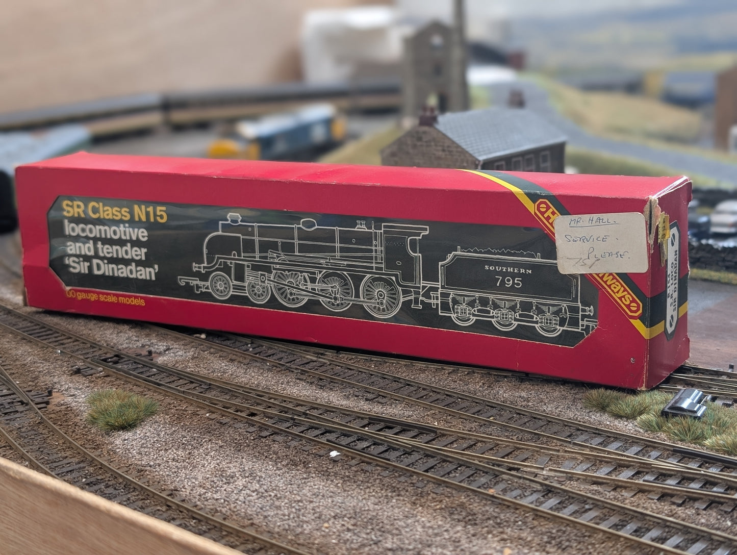 Pre-owned OO gauge Hornby R154 King Arthur Class N15 4-6-0 'Sir Dinadan' 795 in SR Green, boxed, very good