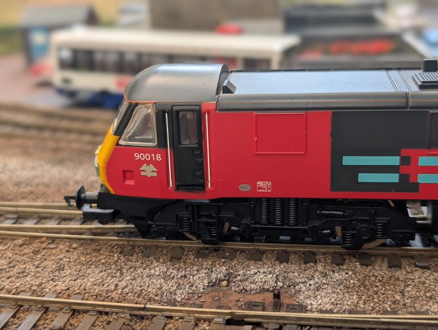Pre-owned Hornby R062 Class 90 Class 90 90018 in RES livery, unboxed, OO gauge