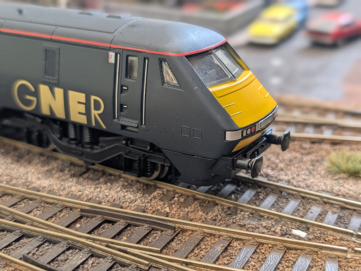 Pre-owned Hornby Class 91 electric locomotive 91003 in GNER livery, unboxed, OO gauge.