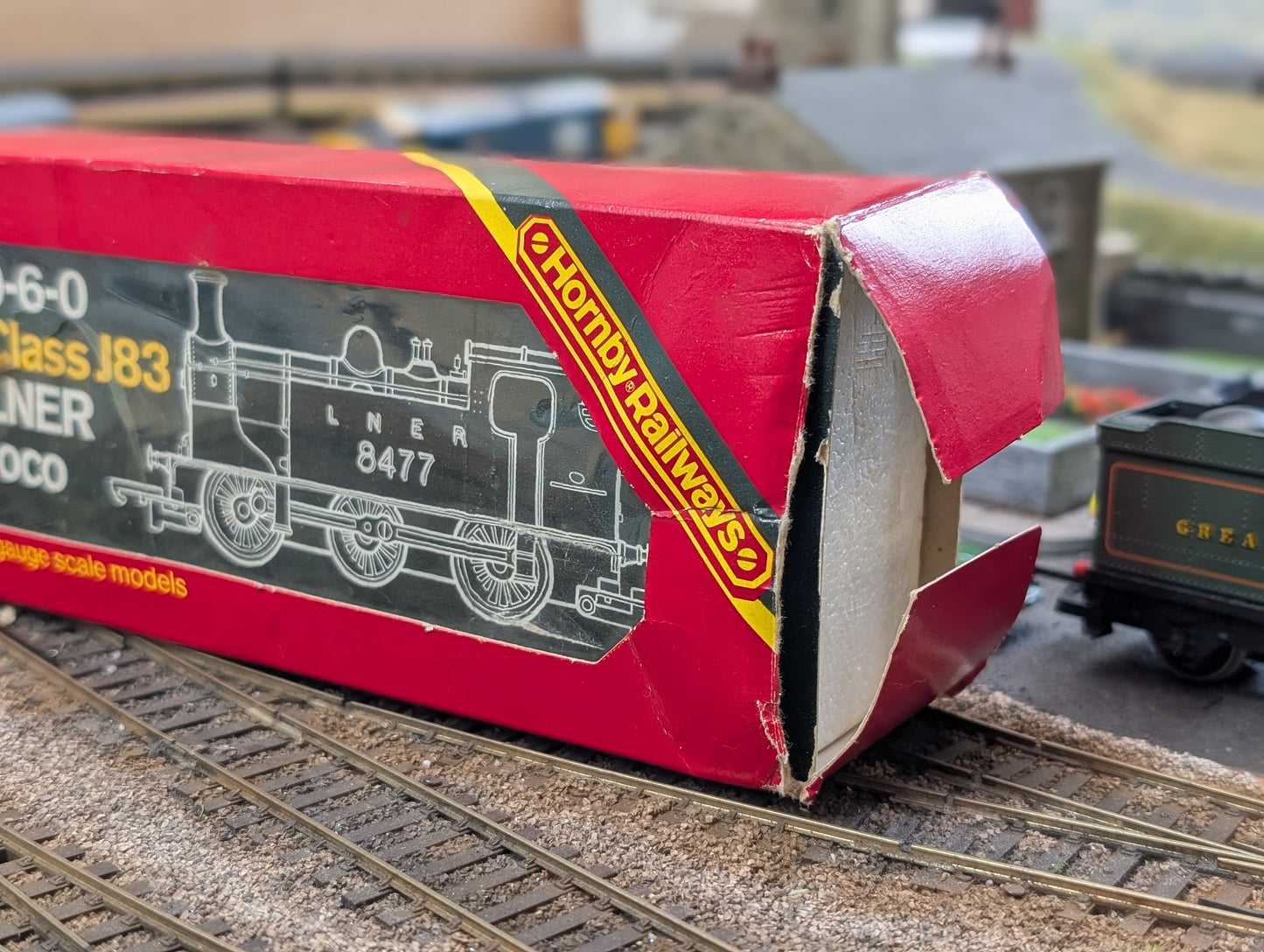 Pre-owned OO gauge Hornby R252 Class J83 0-6-0T 8477 in LNER green boxed