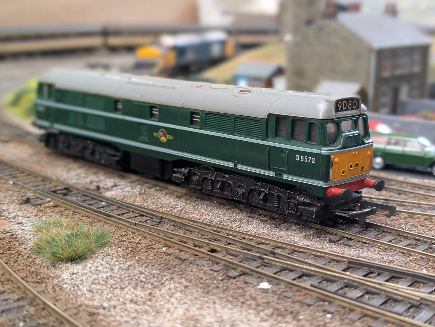 Pre-owned Tri-ang R357 OO gauge Class 31 D5572 in BR Green, runner