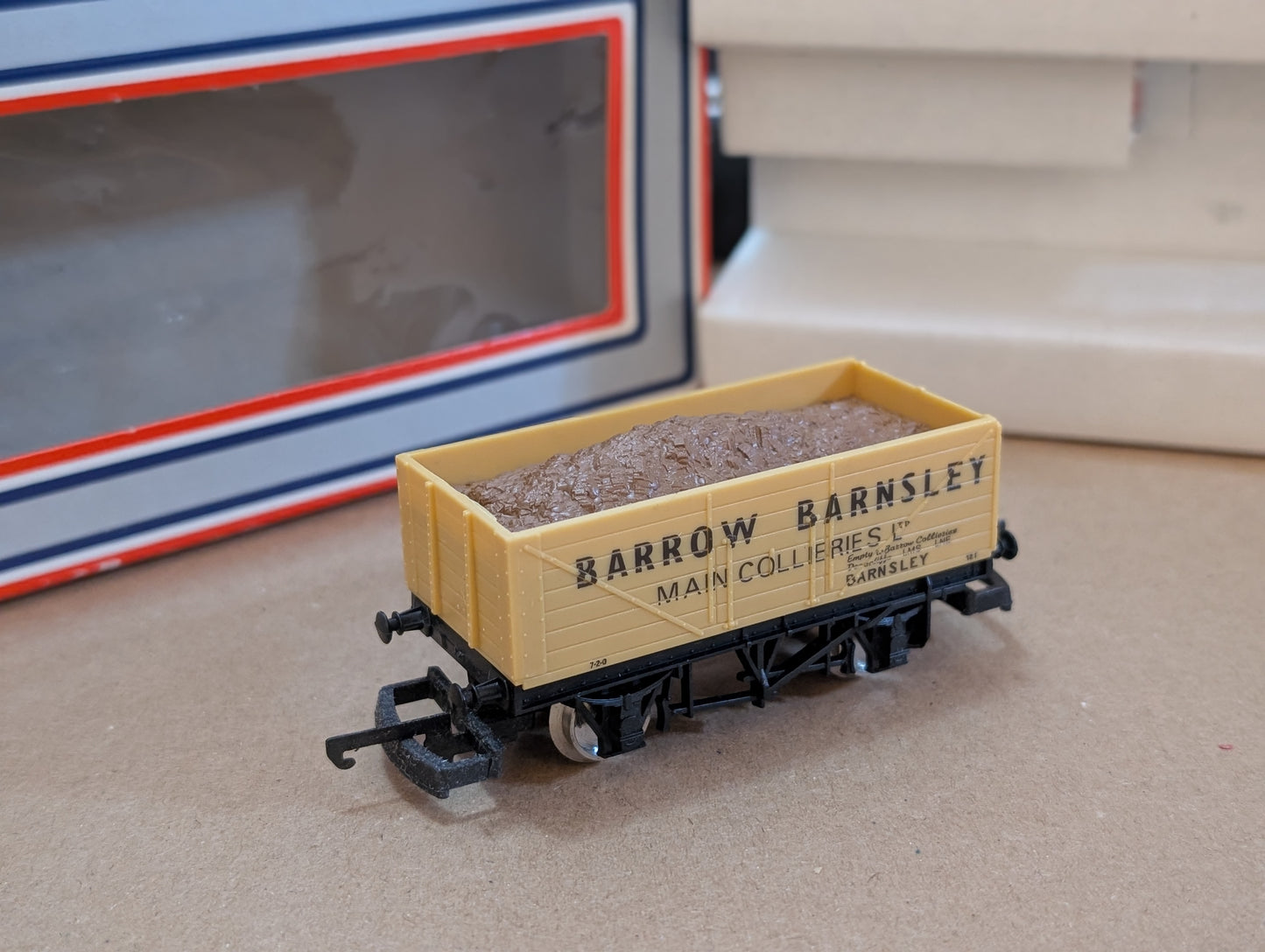Pre-owned Lima OO gauge L305614a 12T 7 Plank Open Wagon - Barrow Barnsley, boxed
