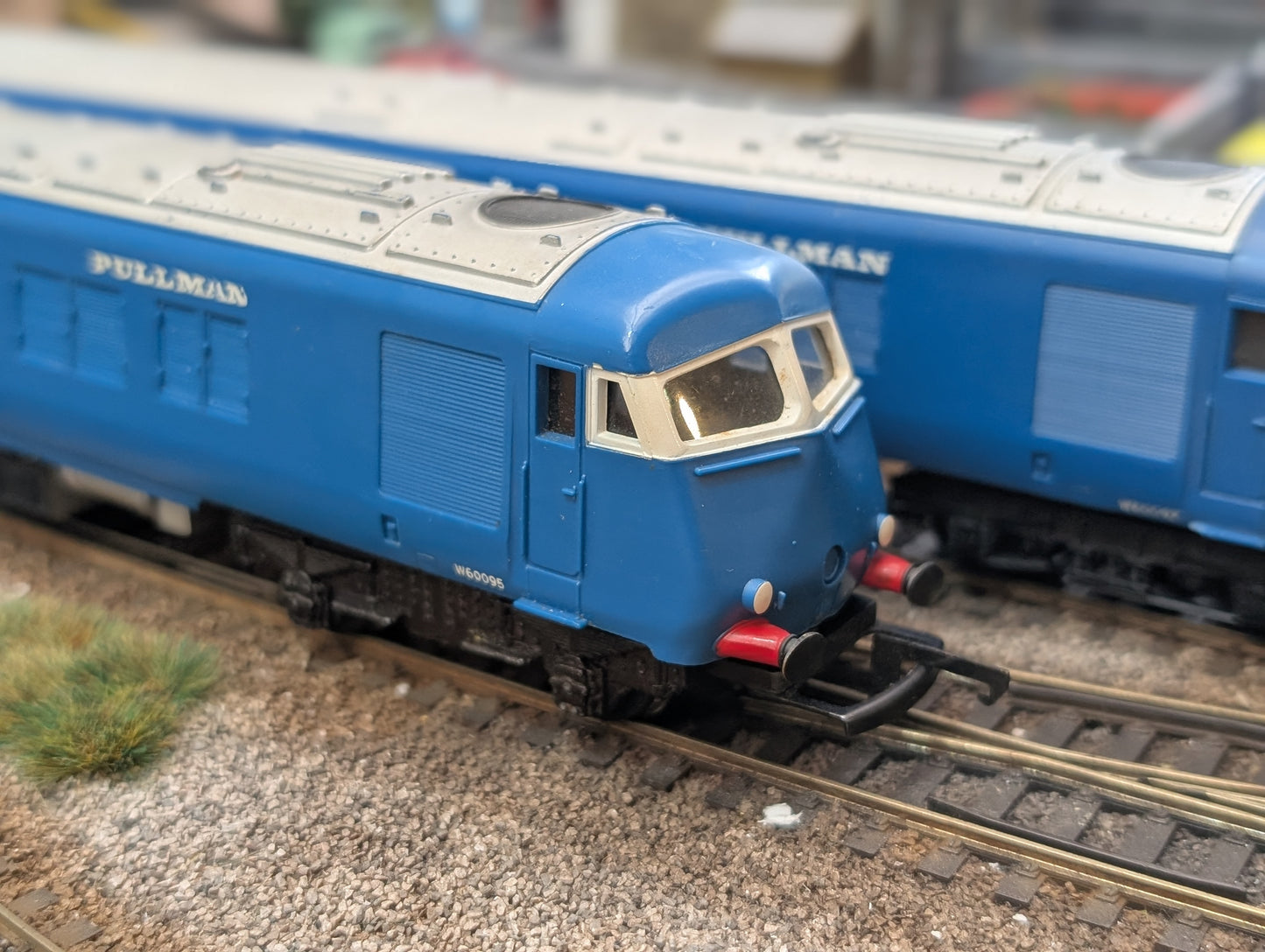 Pre-owned OO gauge Tri-ang R555 Diesel Pullman Motor Car W60095 and dummy car W60097 Unboxed