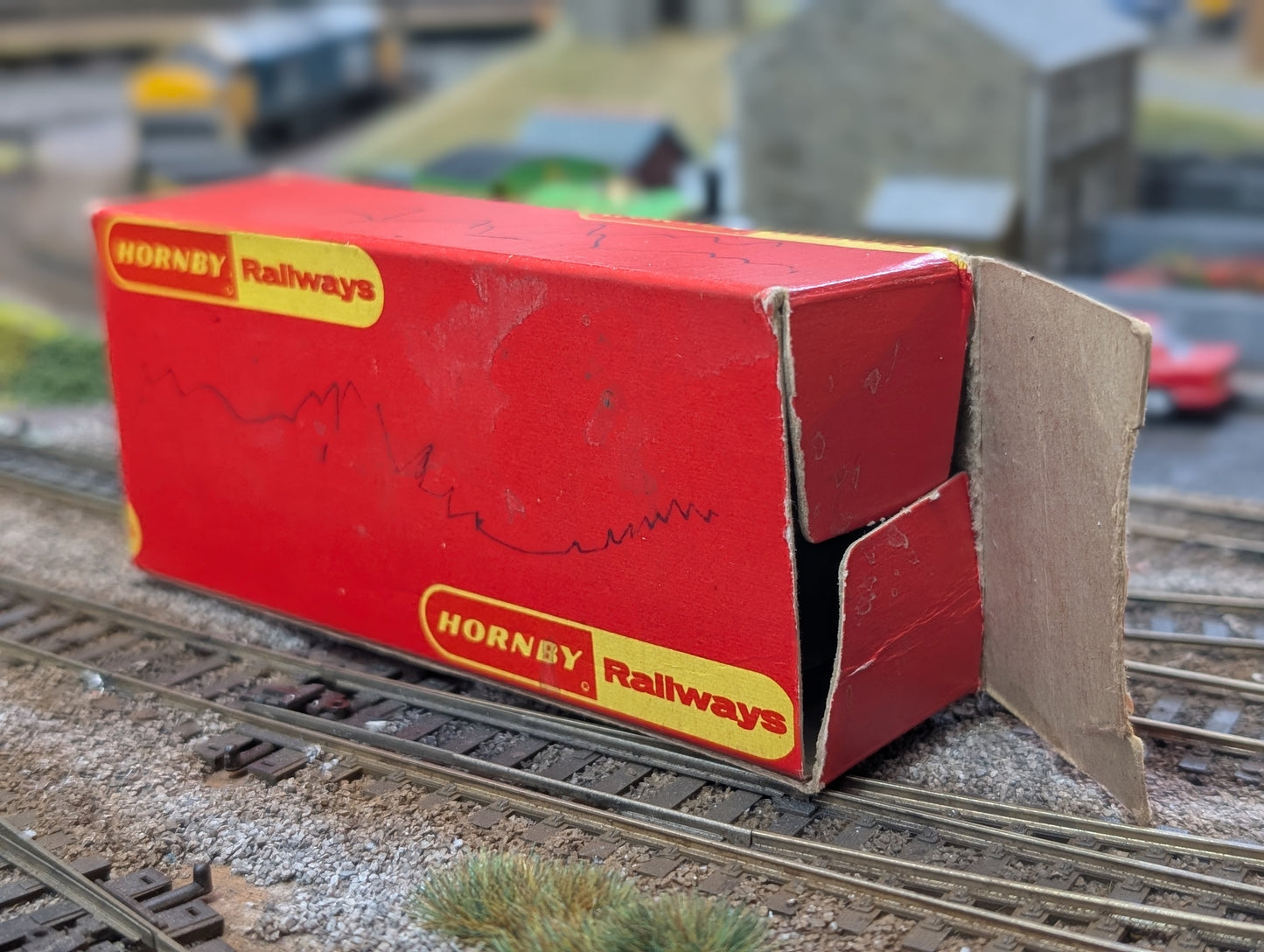 Pre-owned R564 Cement Wagon Blue Circle, tatty box