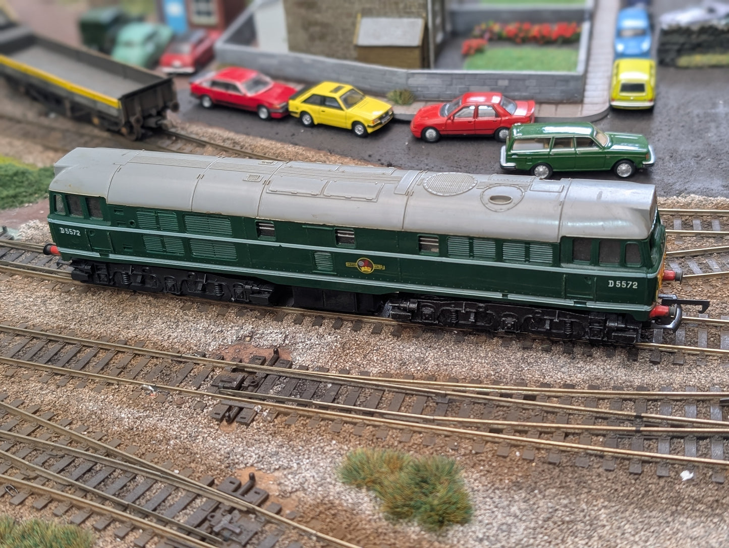 Pre-owned Tri-ang R357 OO gauge Class 31 D5572 in BR Green, runner