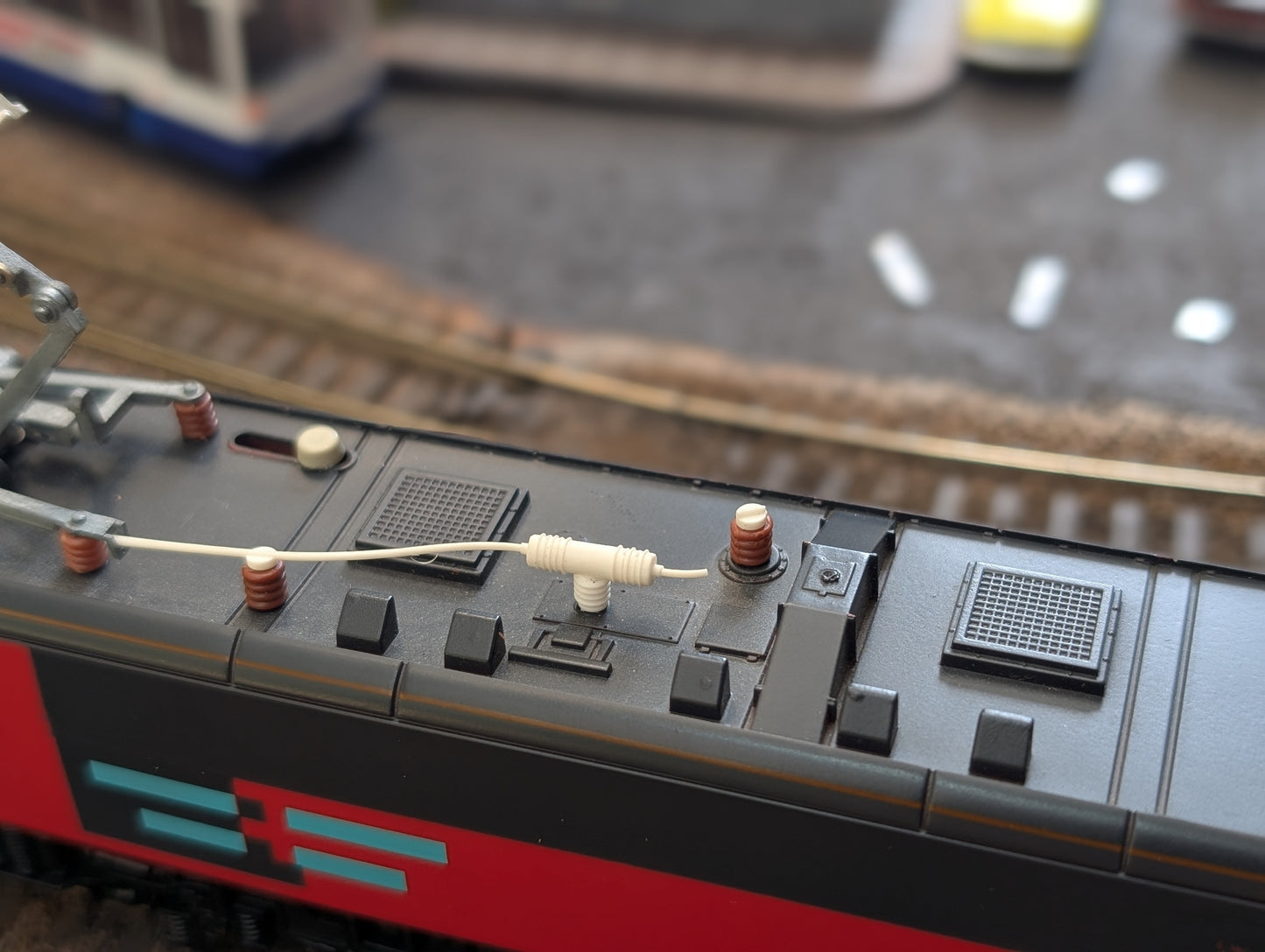 Pre-owned Hornby R062 Class 90 Class 90 90018 in RES livery, unboxed, OO gauge
