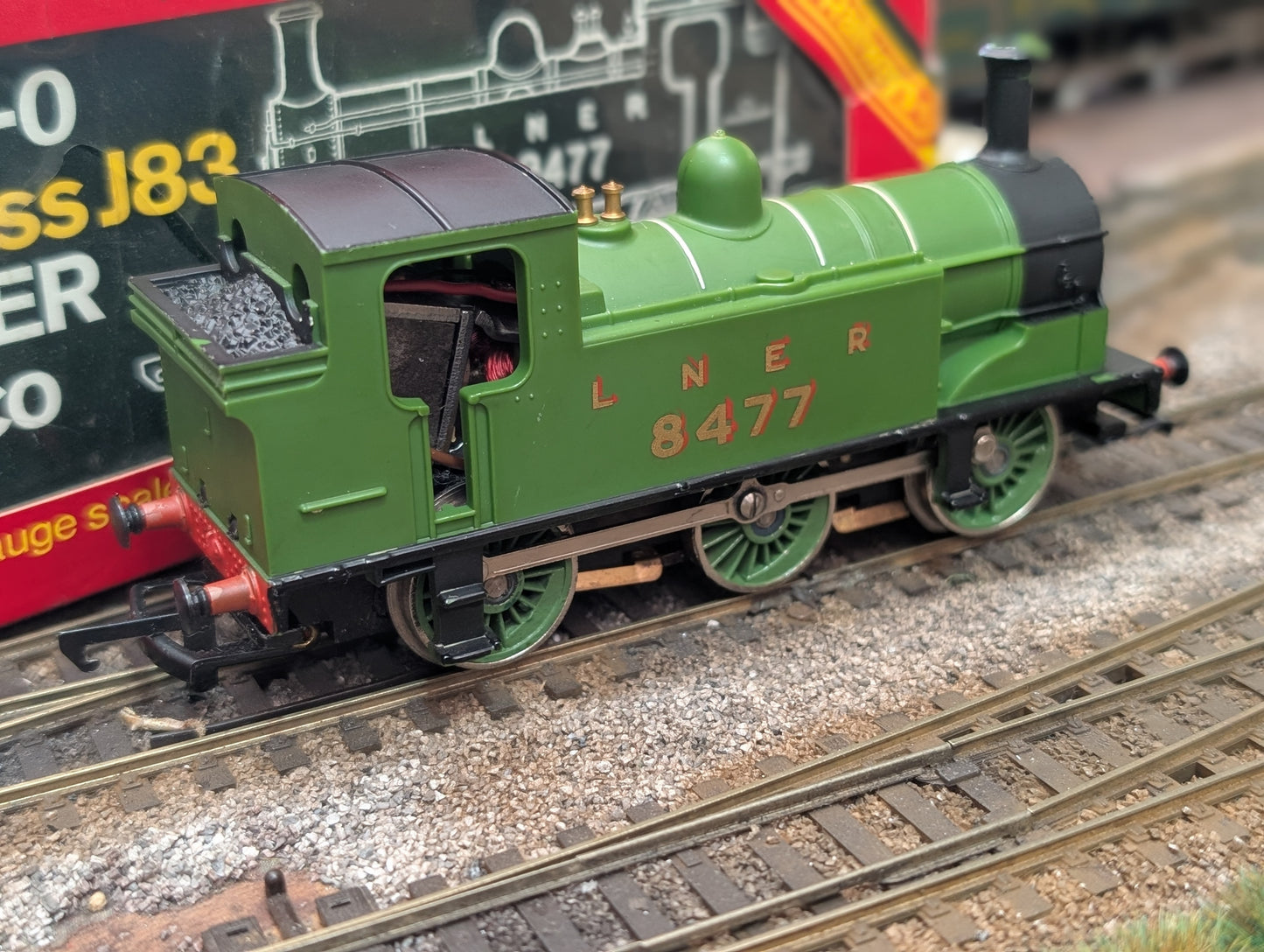 Pre-owned OO gauge Hornby R252 Class J83 0-6-0T 8477 in LNER green boxed