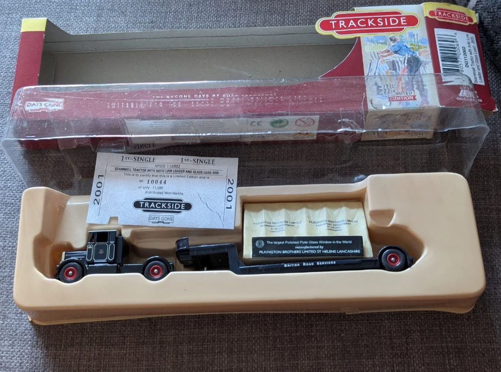 Lledo Trackside 1:76 scale DG112002 Scammell Tractor Low Loader With Glass Load OO Gauge
