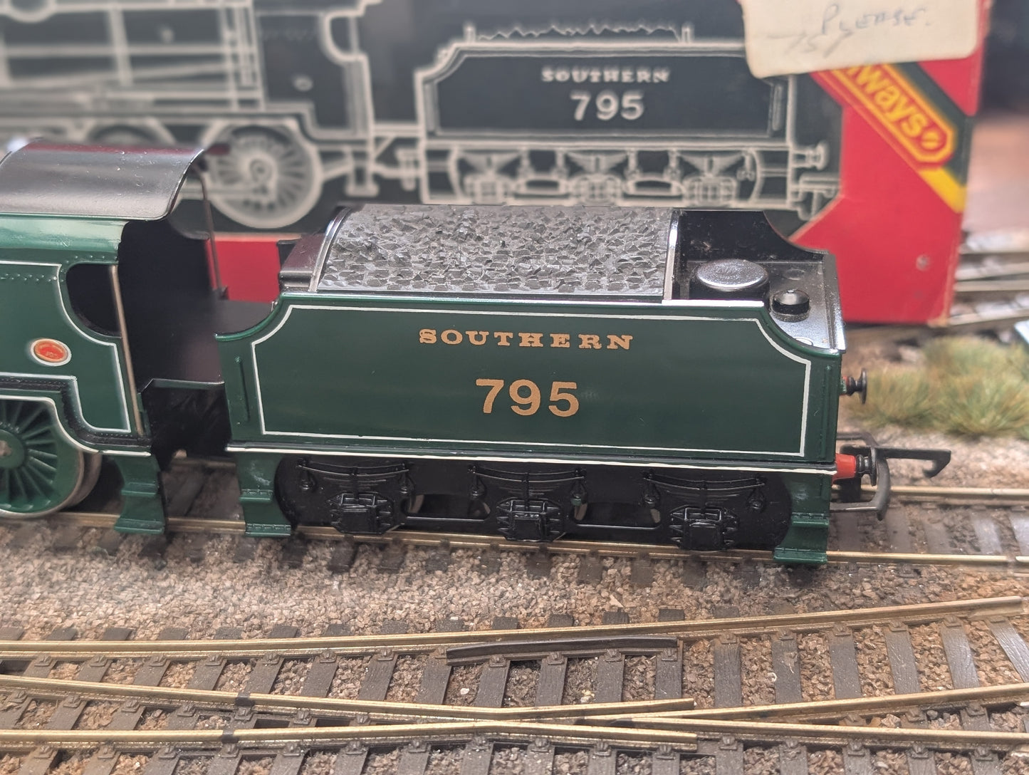 Pre-owned OO gauge Hornby R154 King Arthur Class N15 4-6-0 'Sir Dinadan' 795 in SR Green, boxed, very good