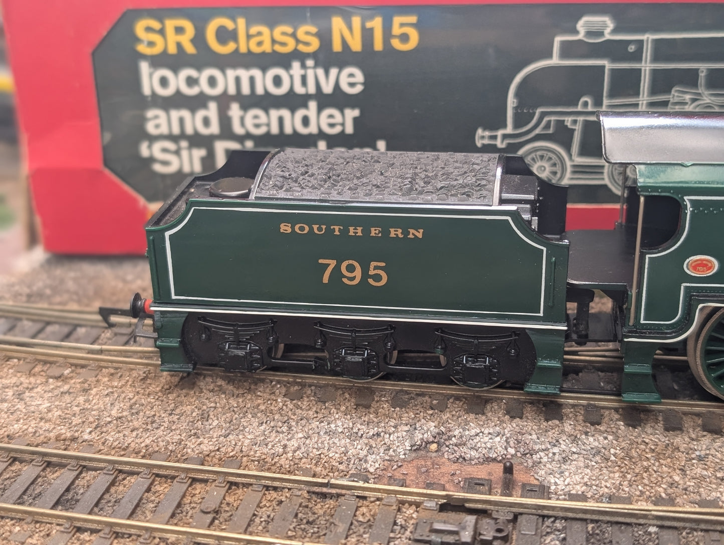 Pre-owned OO gauge Hornby R154 King Arthur Class N15 4-6-0 'Sir Dinadan' 795 in SR Green, boxed, very good