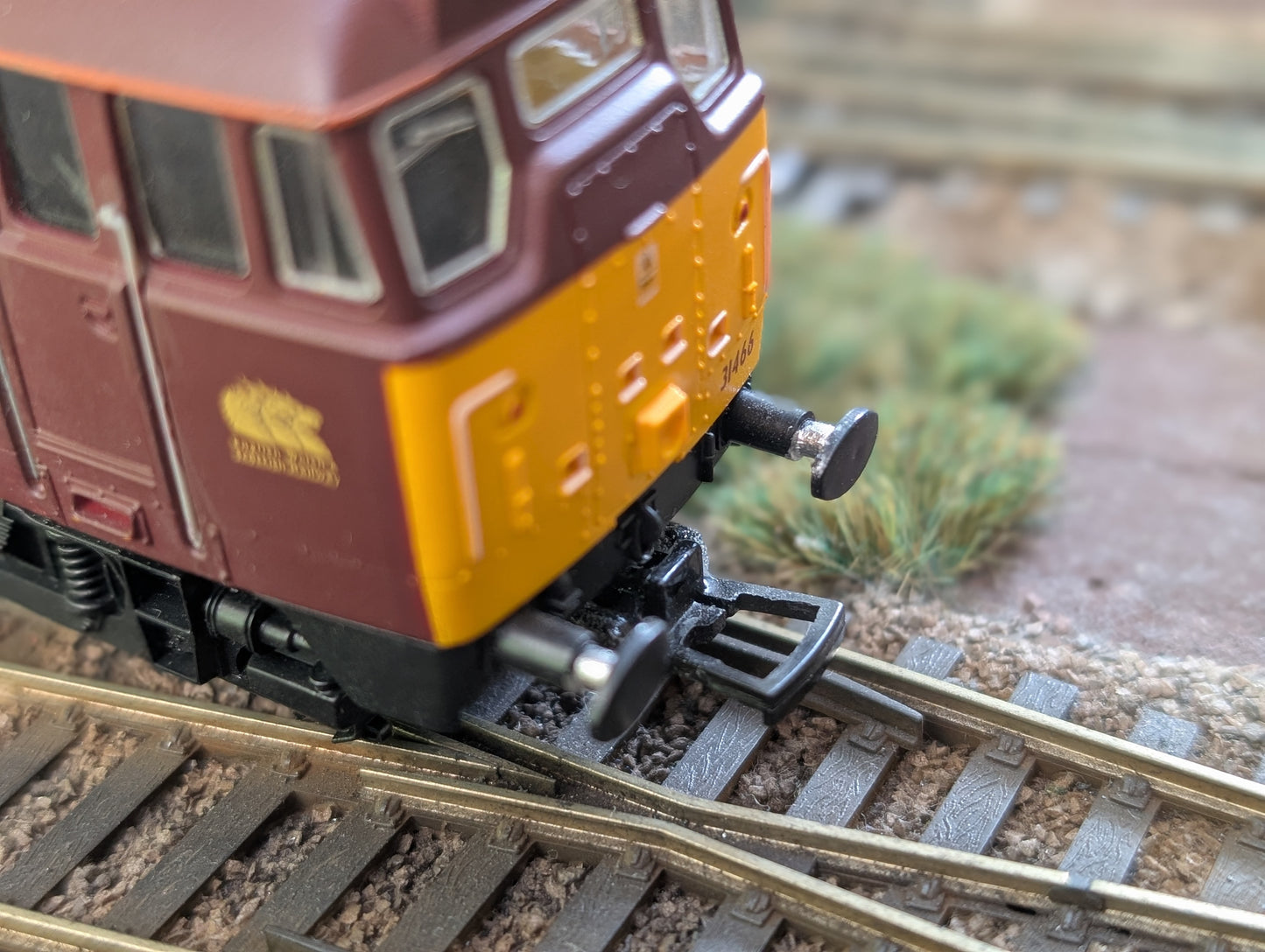 Pre-owned OO gauge Lima Class 31 in EWS Maroon livery, 31466, please see description.