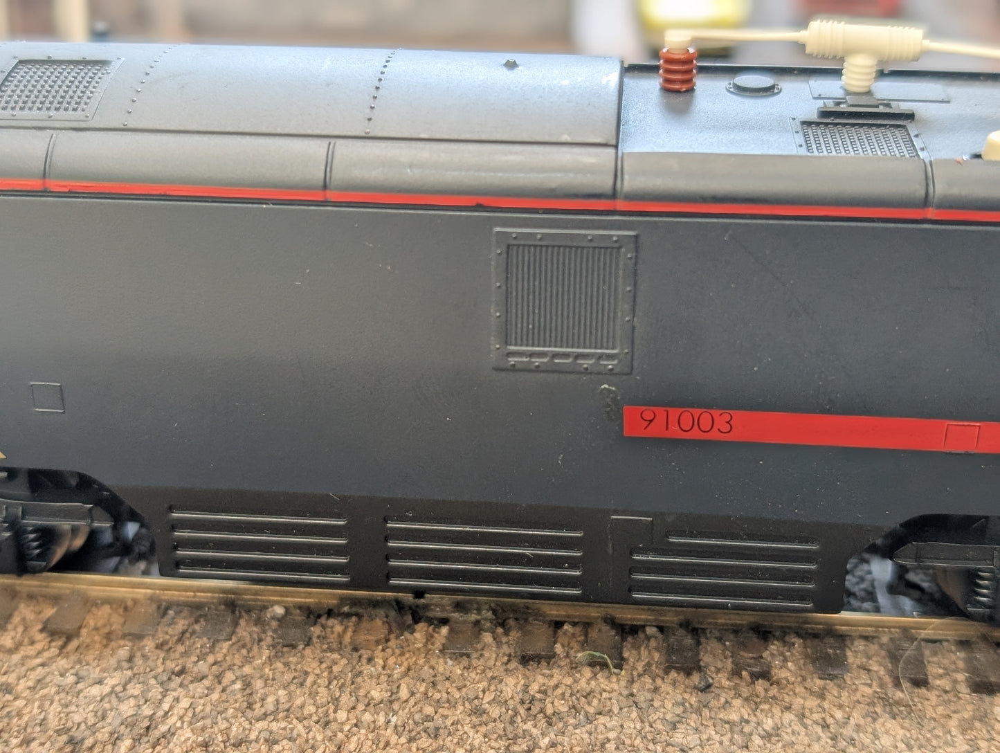 Pre-owned Hornby Class 91 electric locomotive 91003 in GNER livery, unboxed, OO gauge.