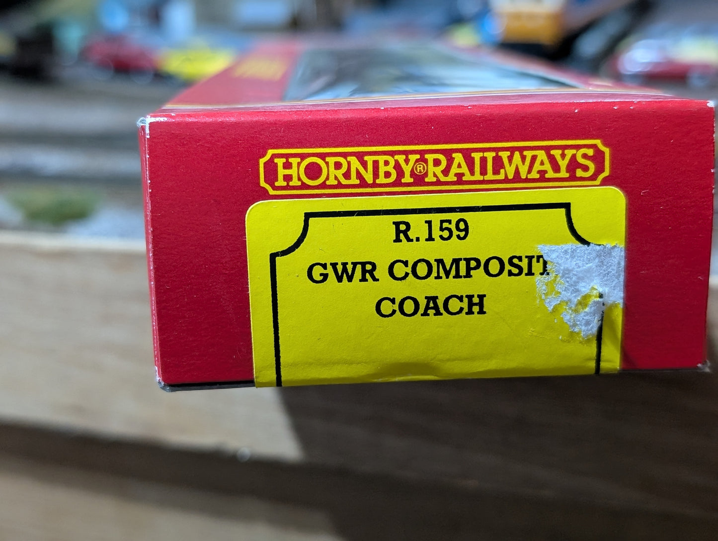 Pre-owned Hornby OO gauge R159B Composite Coach 6050 in GWR Chocolate & Cream, boxed