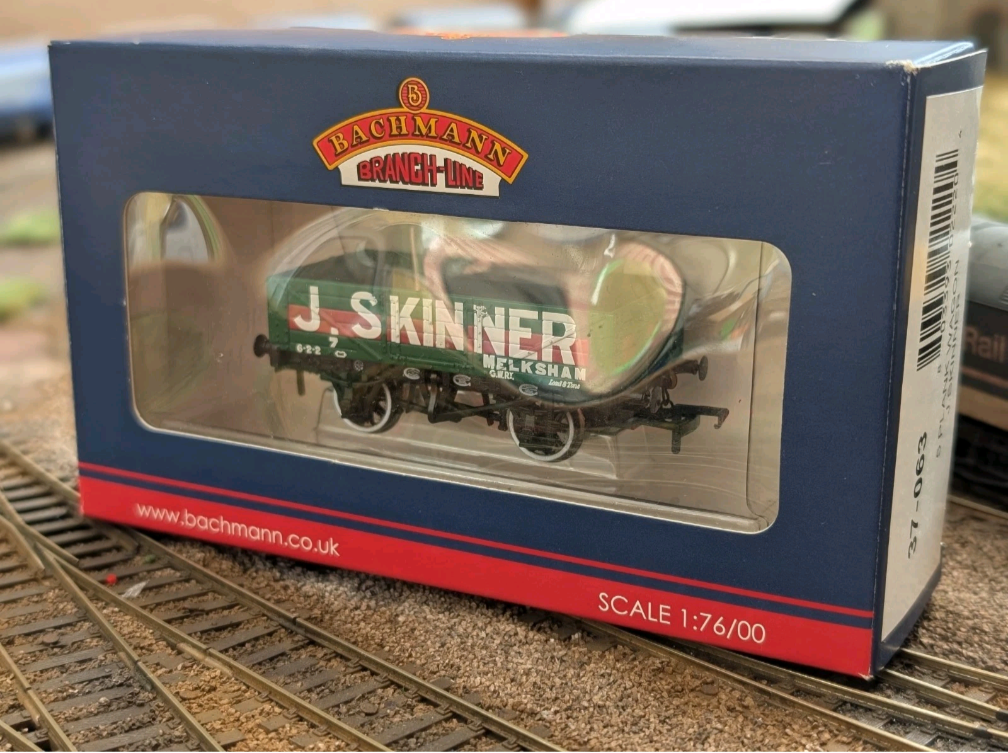 Bachmann 37-063 5 Plank Open Wagon with Wooden Floor J Skinner Melksham Livery pre owned OO gauge