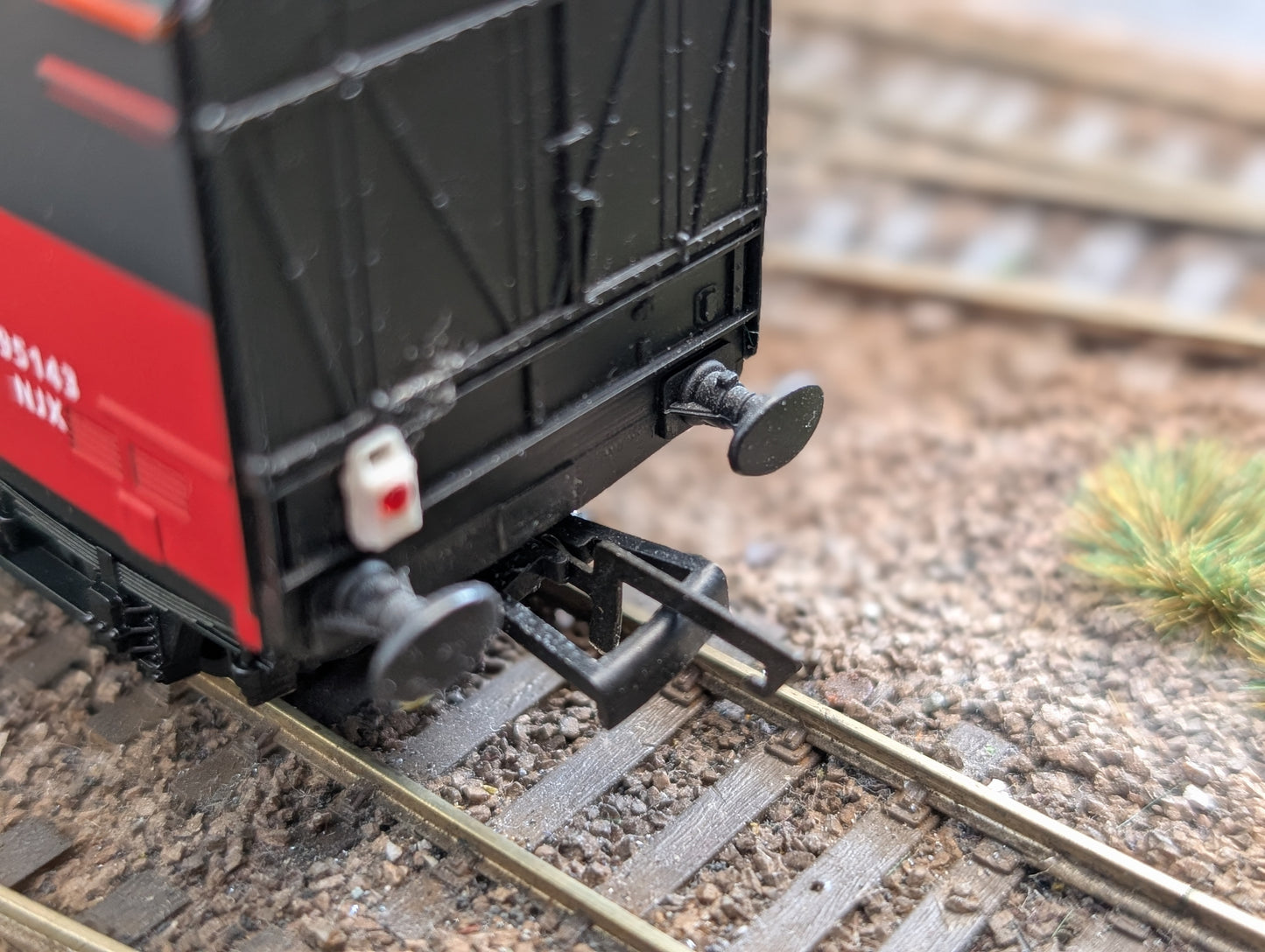Pre-owned Lima RES NJX Parcels Van 95143, modified couplings, OO gauge