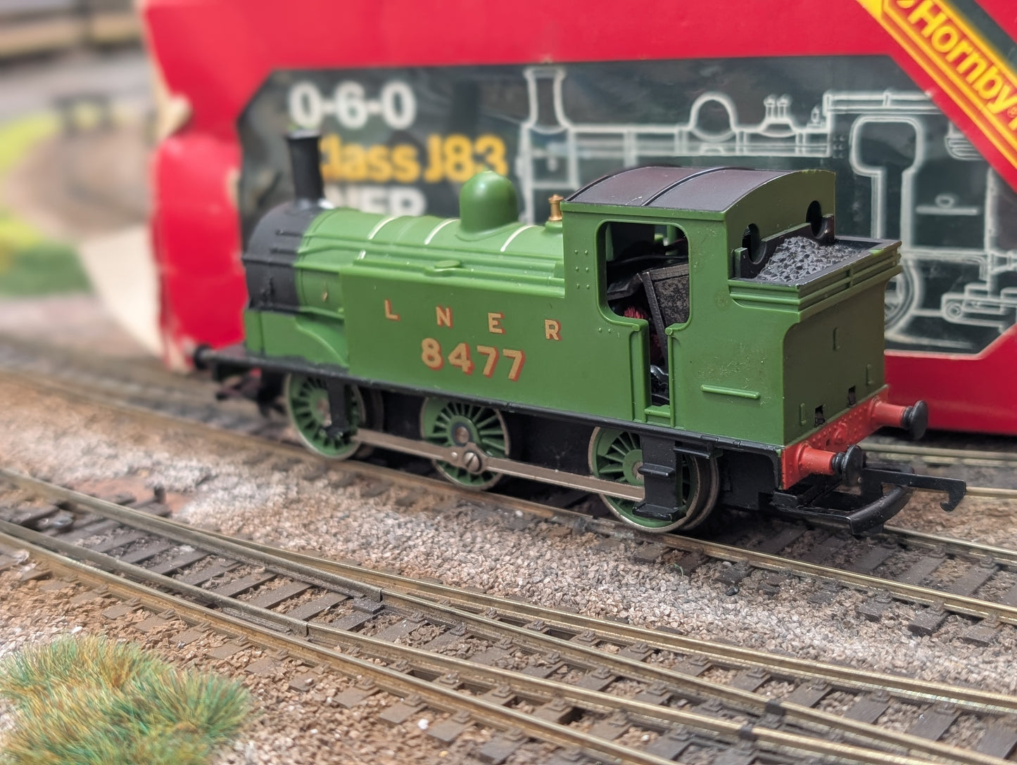 Pre-owned OO gauge Hornby R252 Class J83 0-6-0T 8477 in LNER green boxed
