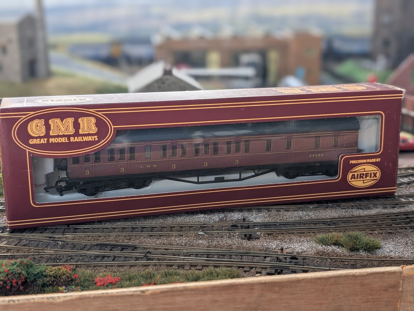 #2 Pre-owned OO gauge Airfix GMR (Great Model Railways) 54253 LMS 57' Non-corridor Brake 3rd 25250 in Maroon, boxed