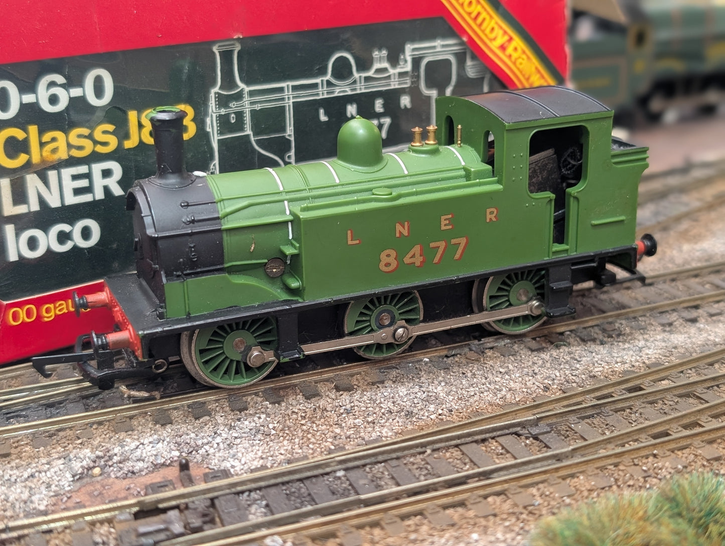 Pre-owned OO gauge Hornby R252 Class J83 0-6-0T 8477 in LNER green boxed