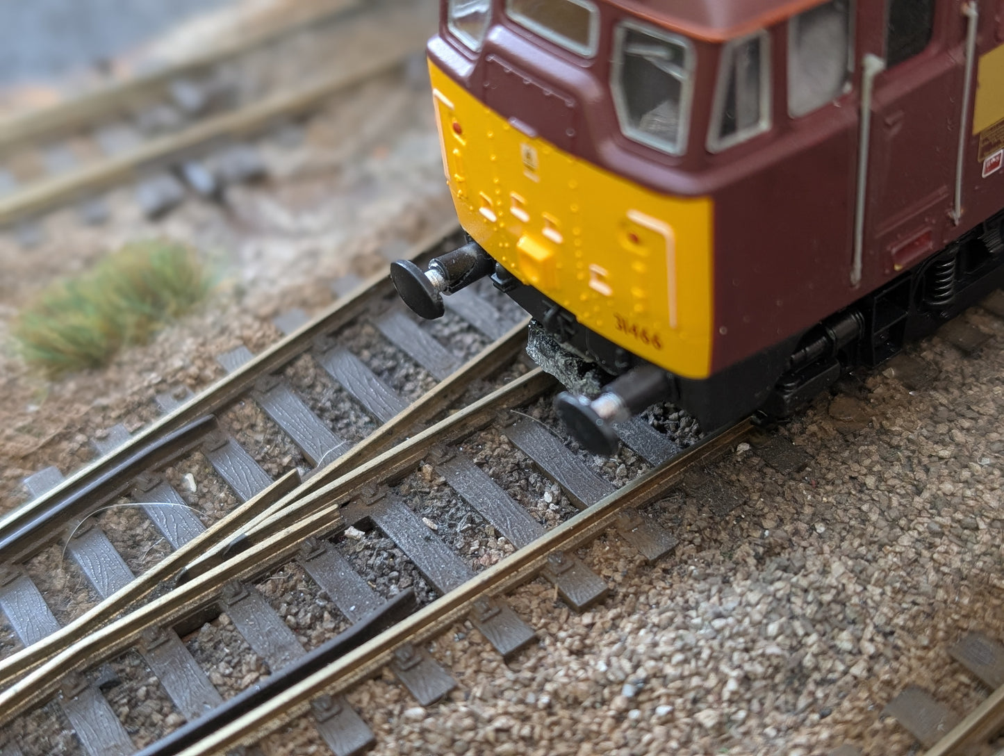 Pre-owned OO gauge Lima Class 31 in EWS Maroon livery, 31466, please see description.