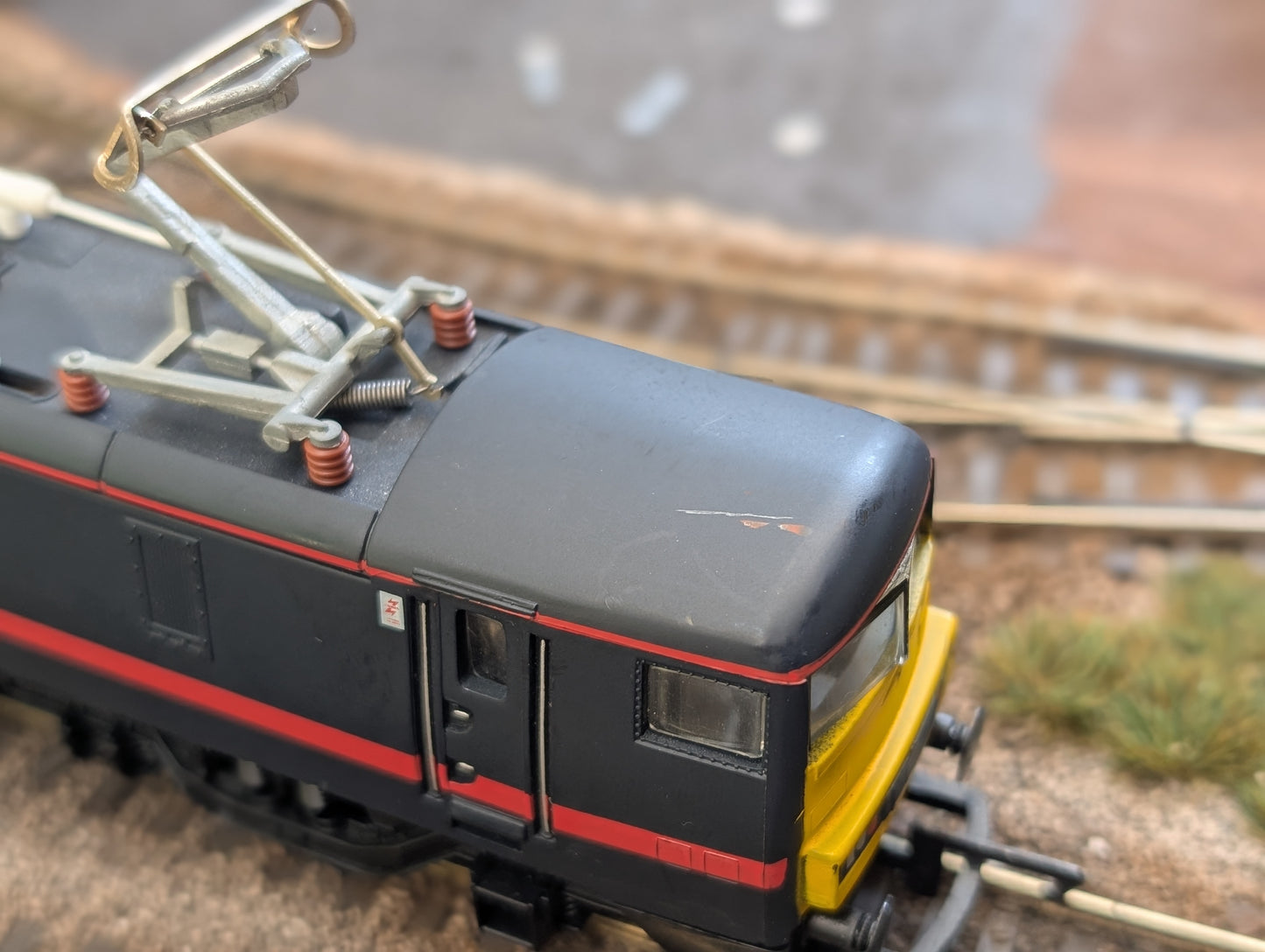 Pre-owned Hornby Class 91 electric locomotive 91003 in GNER livery, unboxed, OO gauge.