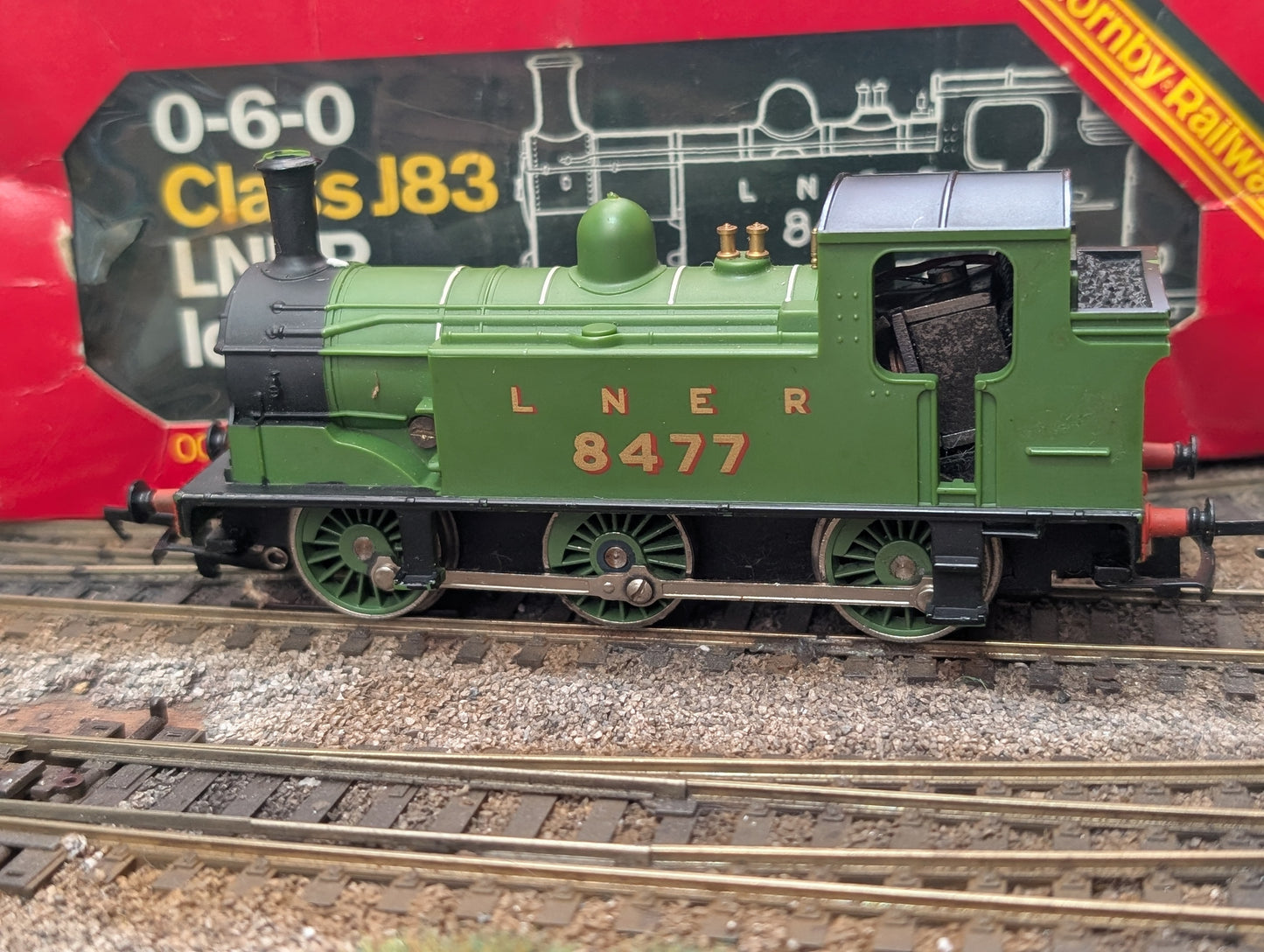 Pre-owned OO gauge Hornby R252 Class J83 0-6-0T 8477 in LNER green boxed