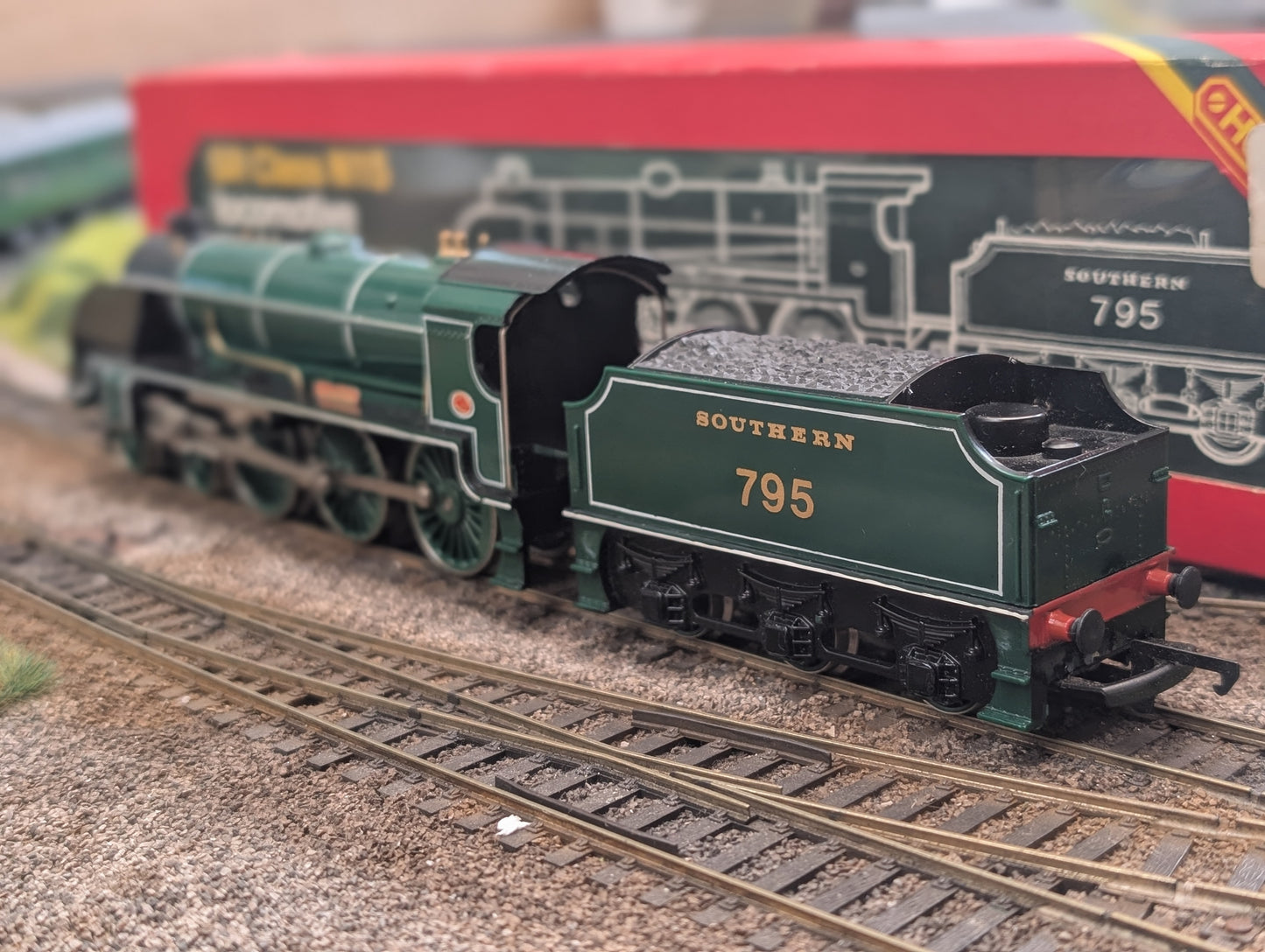 Pre-owned OO gauge Hornby R154 King Arthur Class N15 4-6-0 'Sir Dinadan' 795 in SR Green, boxed, very good